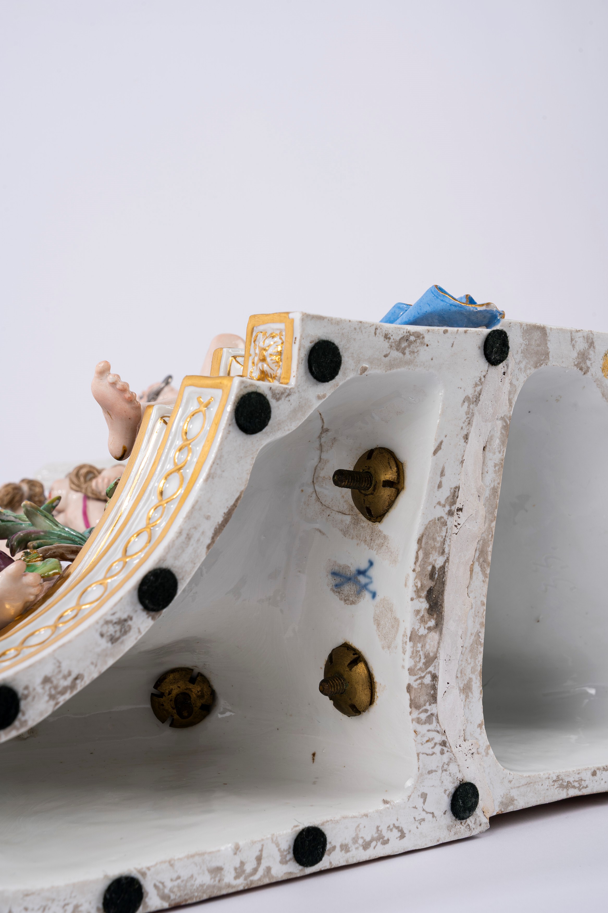 Gruppo in porcellana policroma raffigurante le Tre Parche con Saturno. Meissen, fine secolo XIX