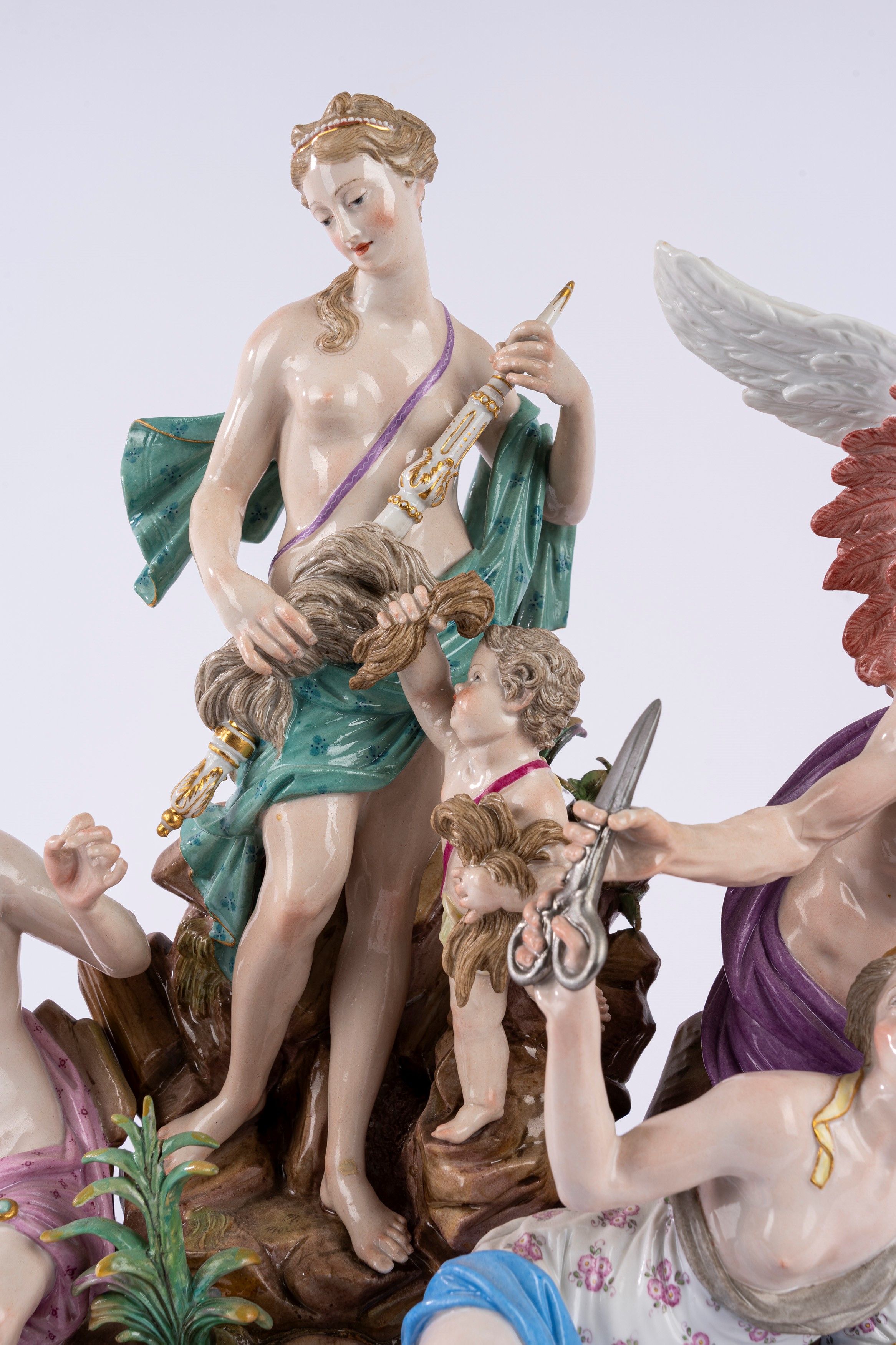 Gruppo in porcellana policroma raffigurante le Tre Parche con Saturno. Meissen, fine secolo XIX