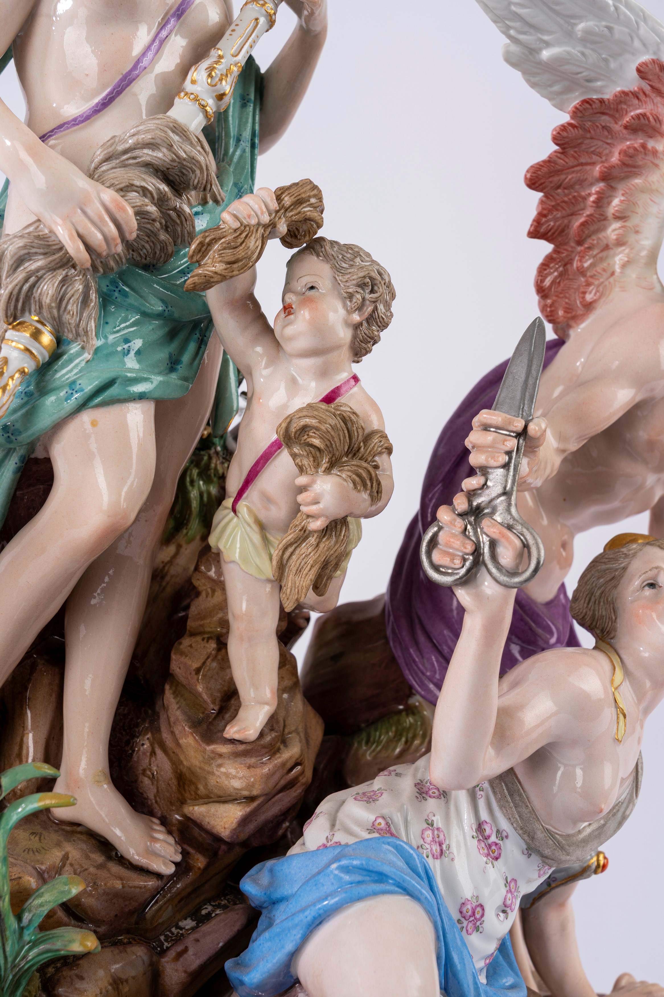 Gruppo in porcellana policroma raffigurante le Tre Parche con Saturno. Meissen, fine secolo XIX