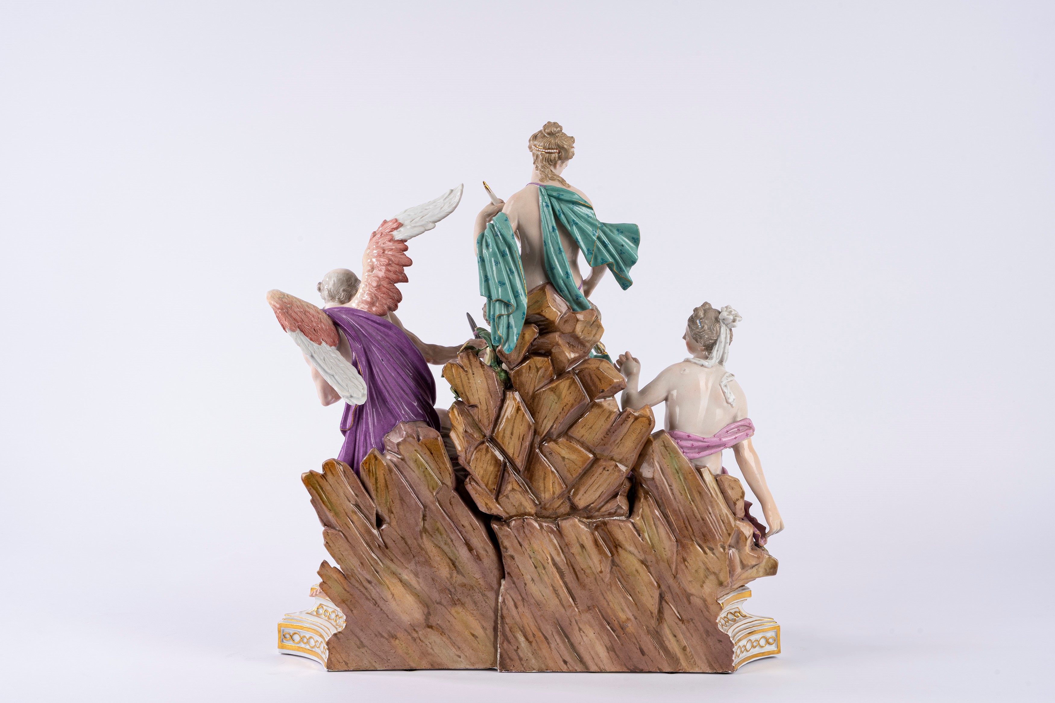 Gruppo in porcellana policroma raffigurante le Tre Parche con Saturno. Meissen, fine secolo XIX