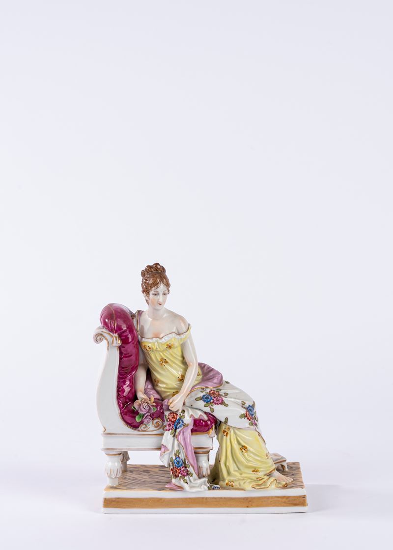 Gruppo in porcellana policroma raffigurante Madame Juliette Récamier adagiata su una chaise longu...