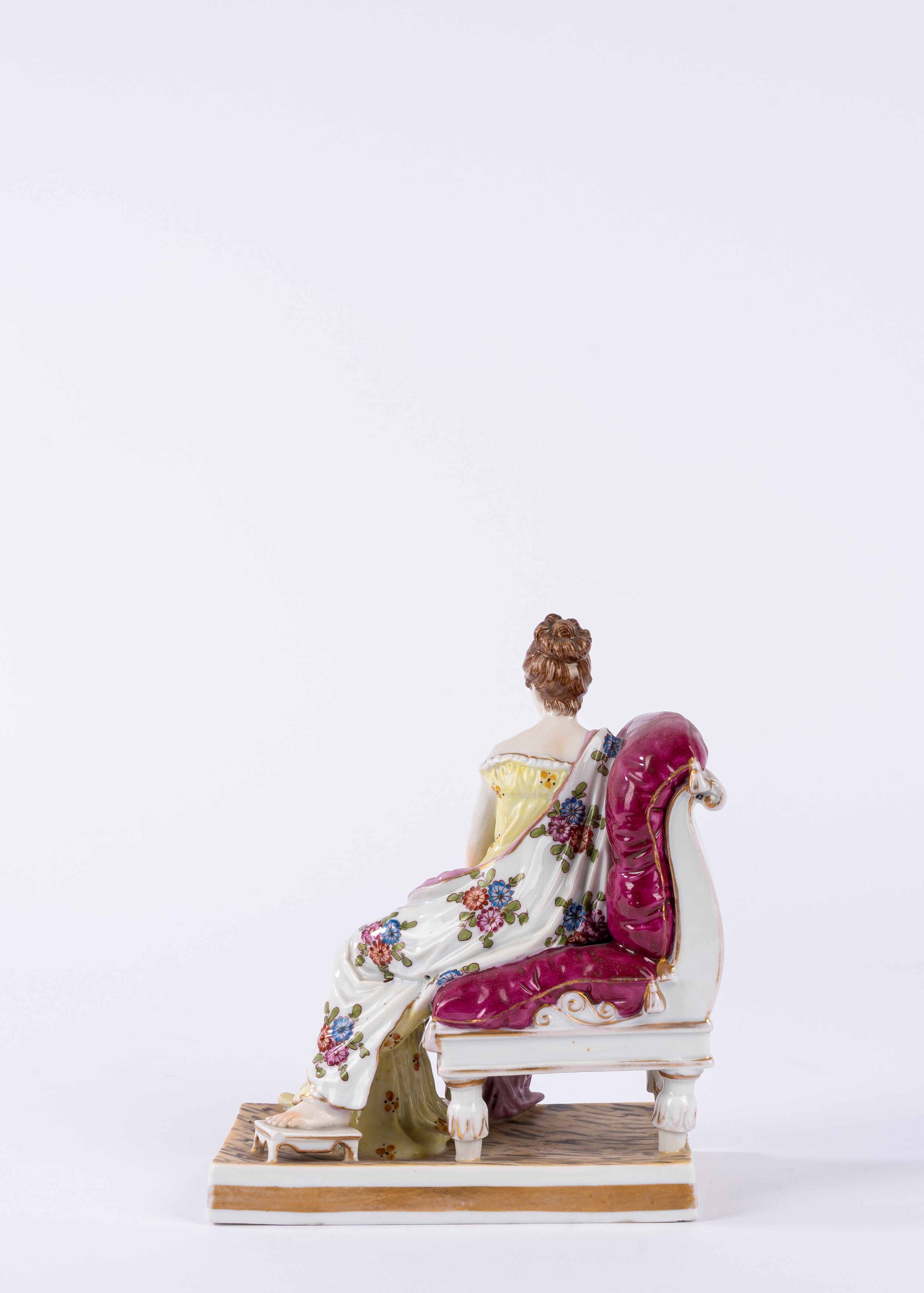 Gruppo in porcellana policroma raffigurante Madame Juliette Récamier adagiata su una chaise longu...