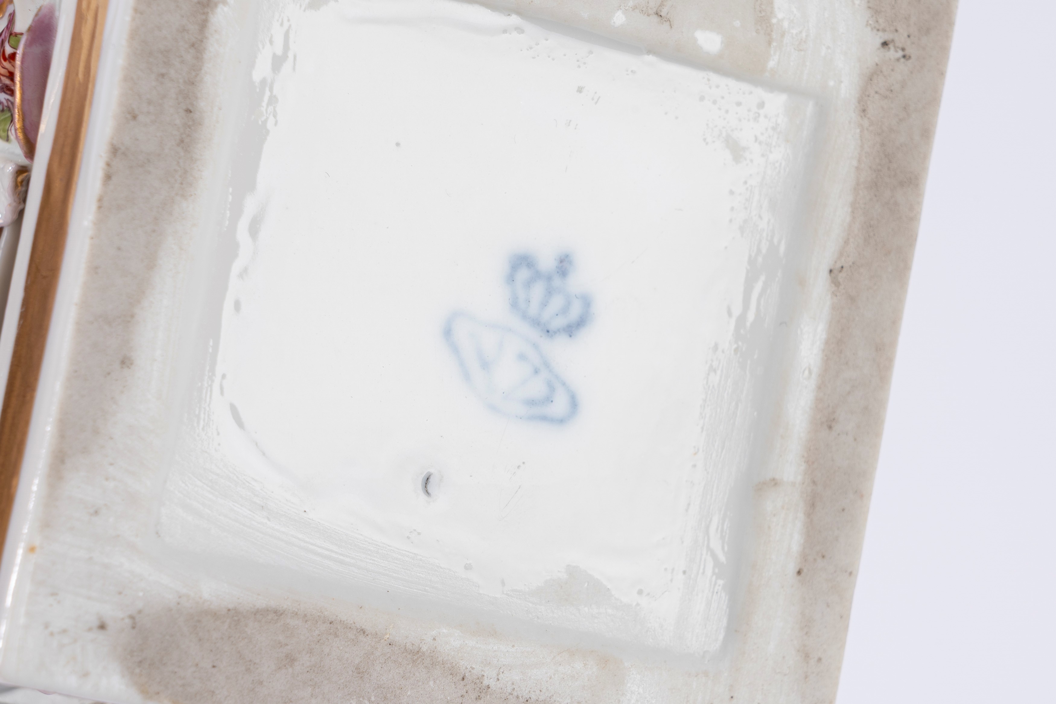 Gruppo in porcellana policroma raffigurante Madame Juliette Récamier adagiata su una chaise longu...