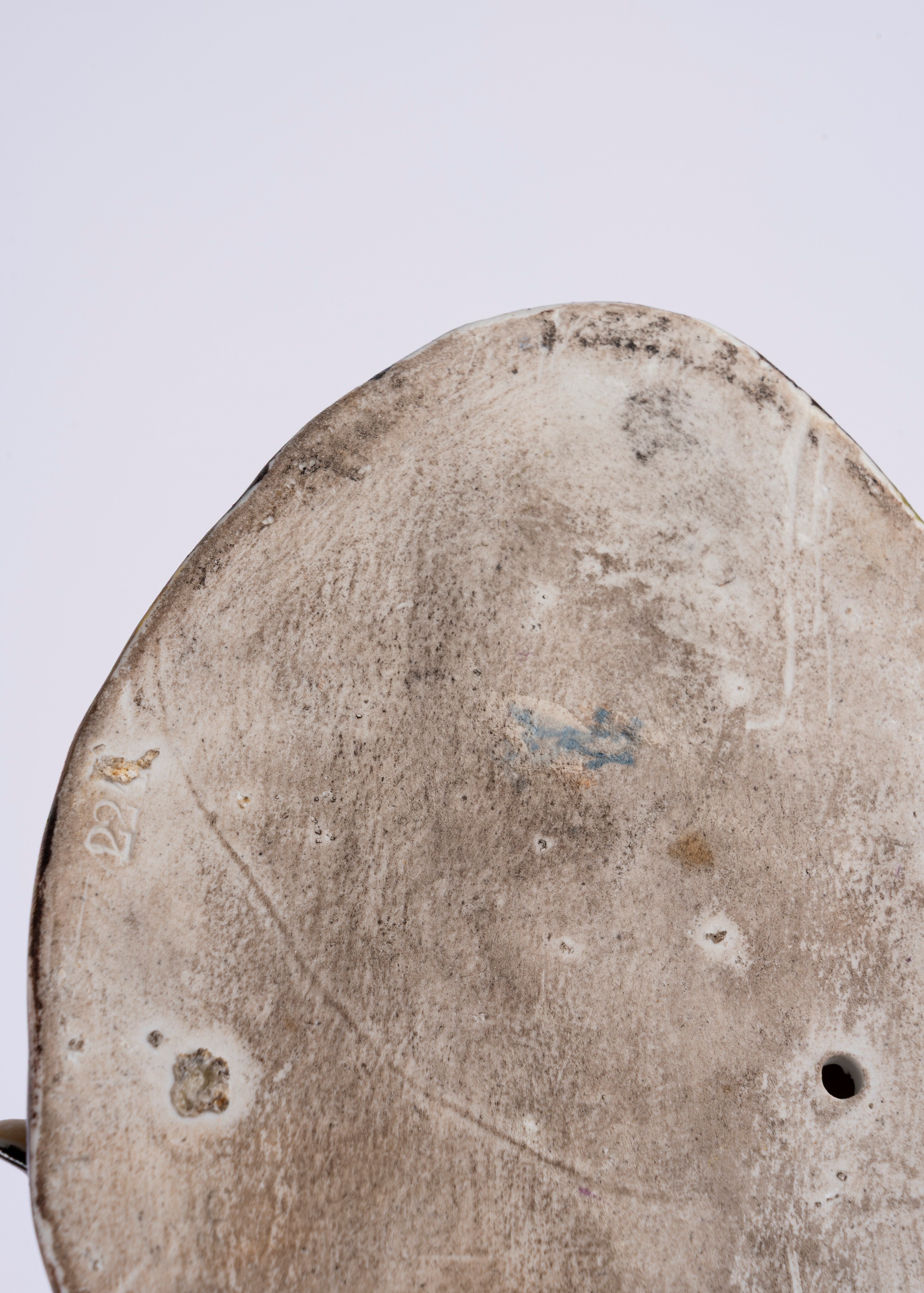 Gruppo in porcellana policroma raffigurante scena galante con suonatore di chitarra su zolla erbo...