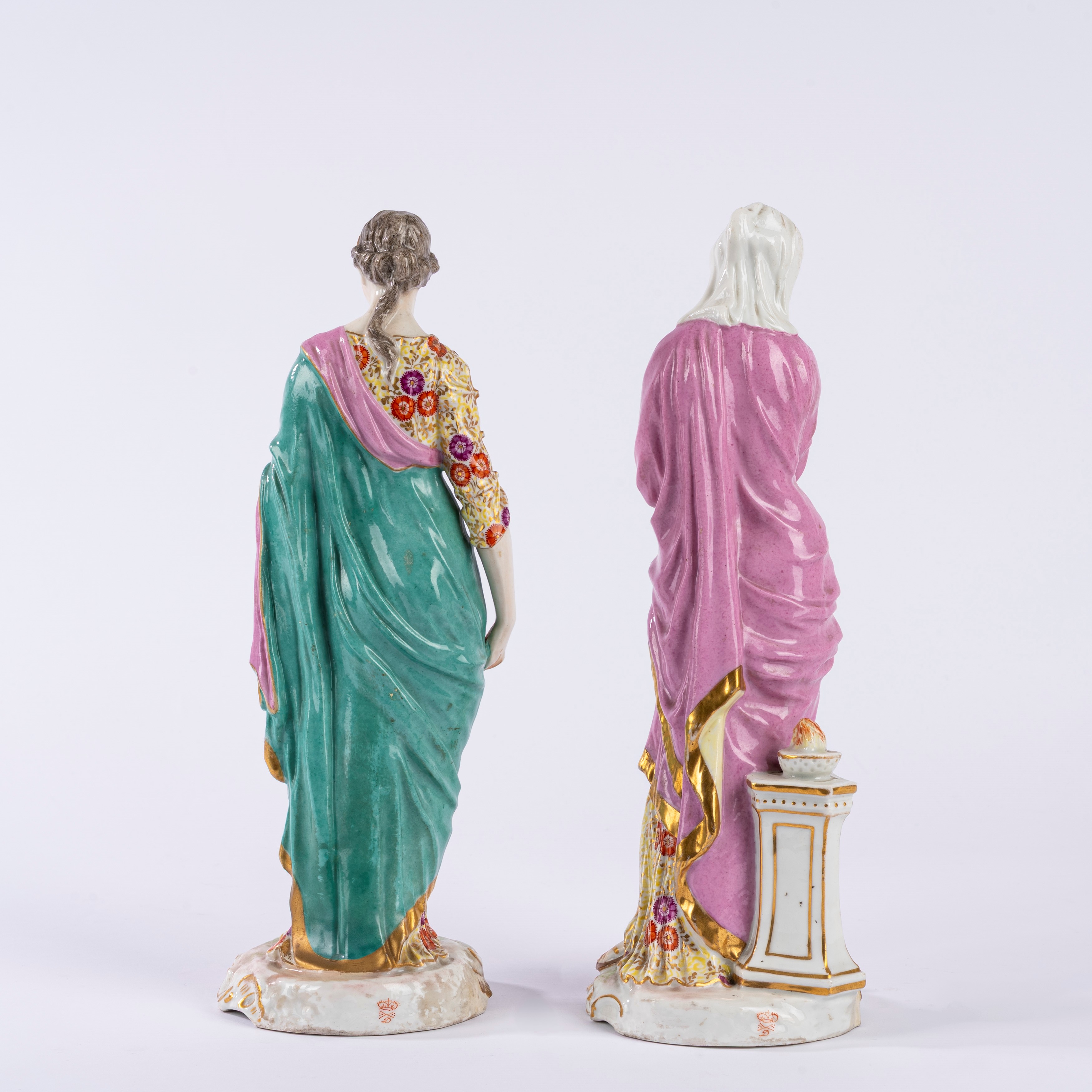 Clio e Vesta in porcellana tenera policroma su base a rocaille. Recano al retro marchi della mani...