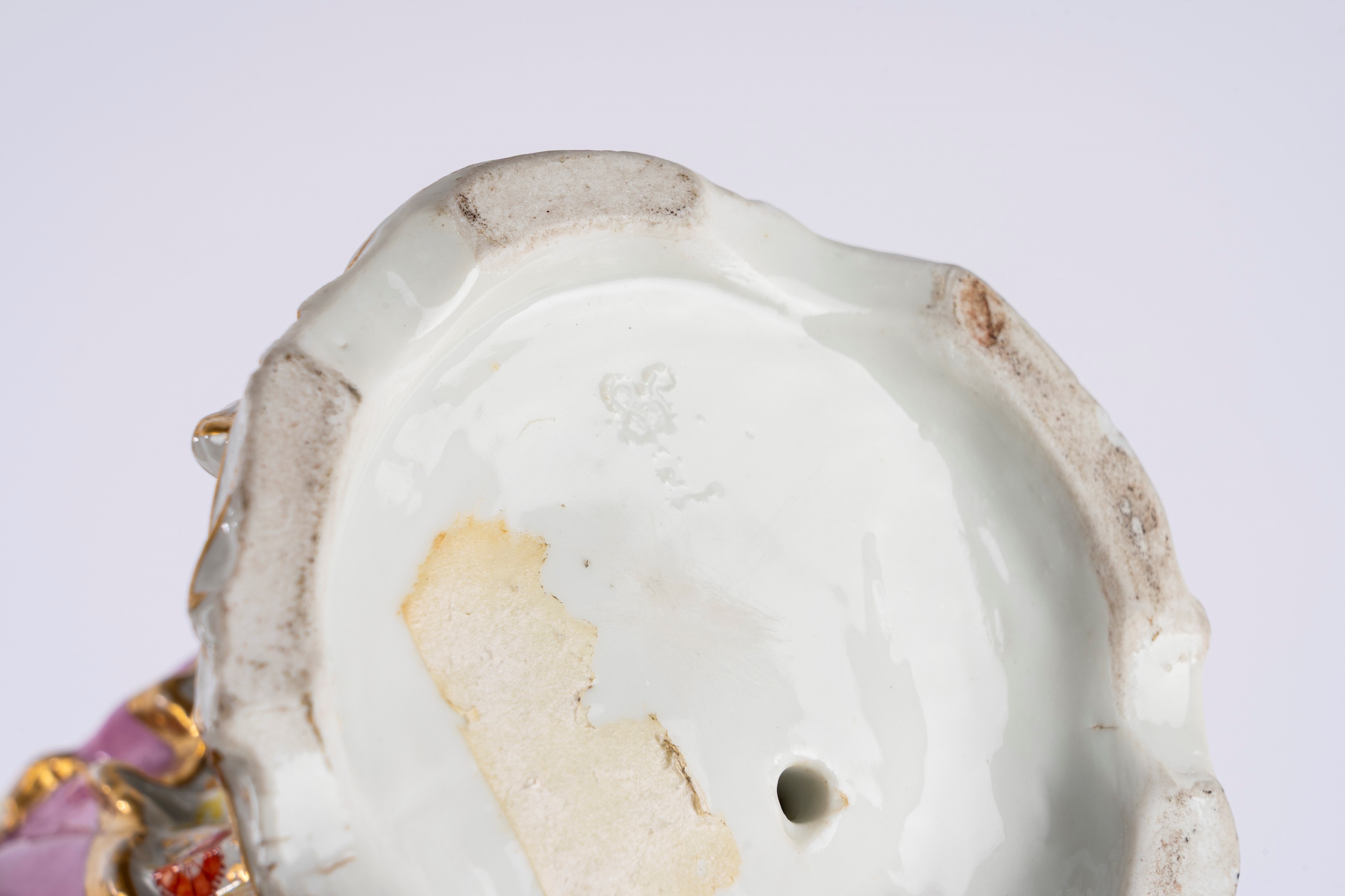 Clio e Vesta in porcellana tenera policroma su base a rocaille. Recano al retro marchi della mani...