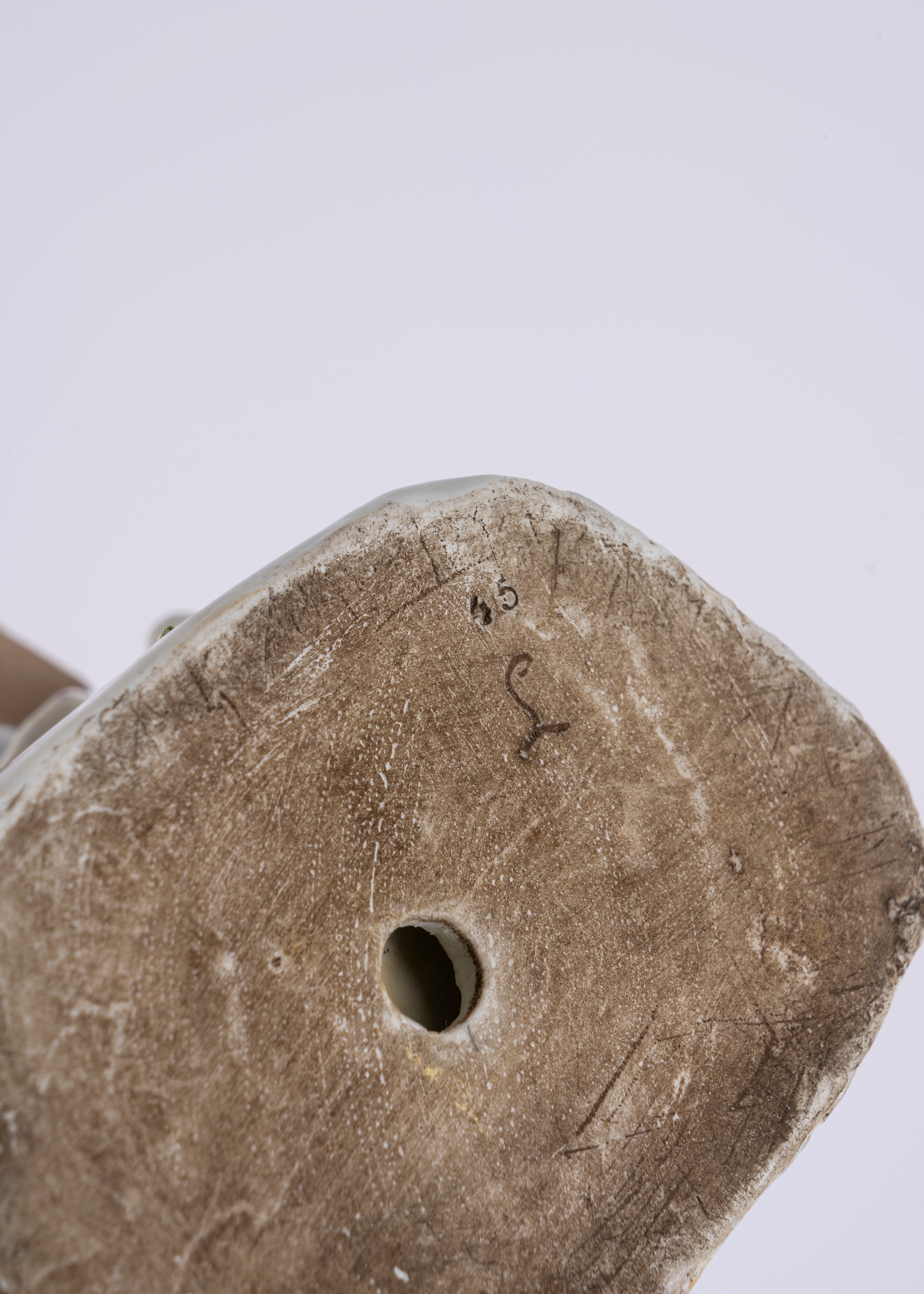 Gruppo in porcellana policroma raffigurante Scaramuccia e Colombina su una base a zolla con cagno...