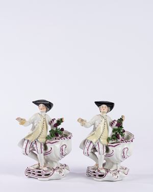 Coppia di saliere in porcellana policroma in forma di gentiluomo, su base a rocaille. Manifattura di Samson, seconda met&agrave; secolo XIX.