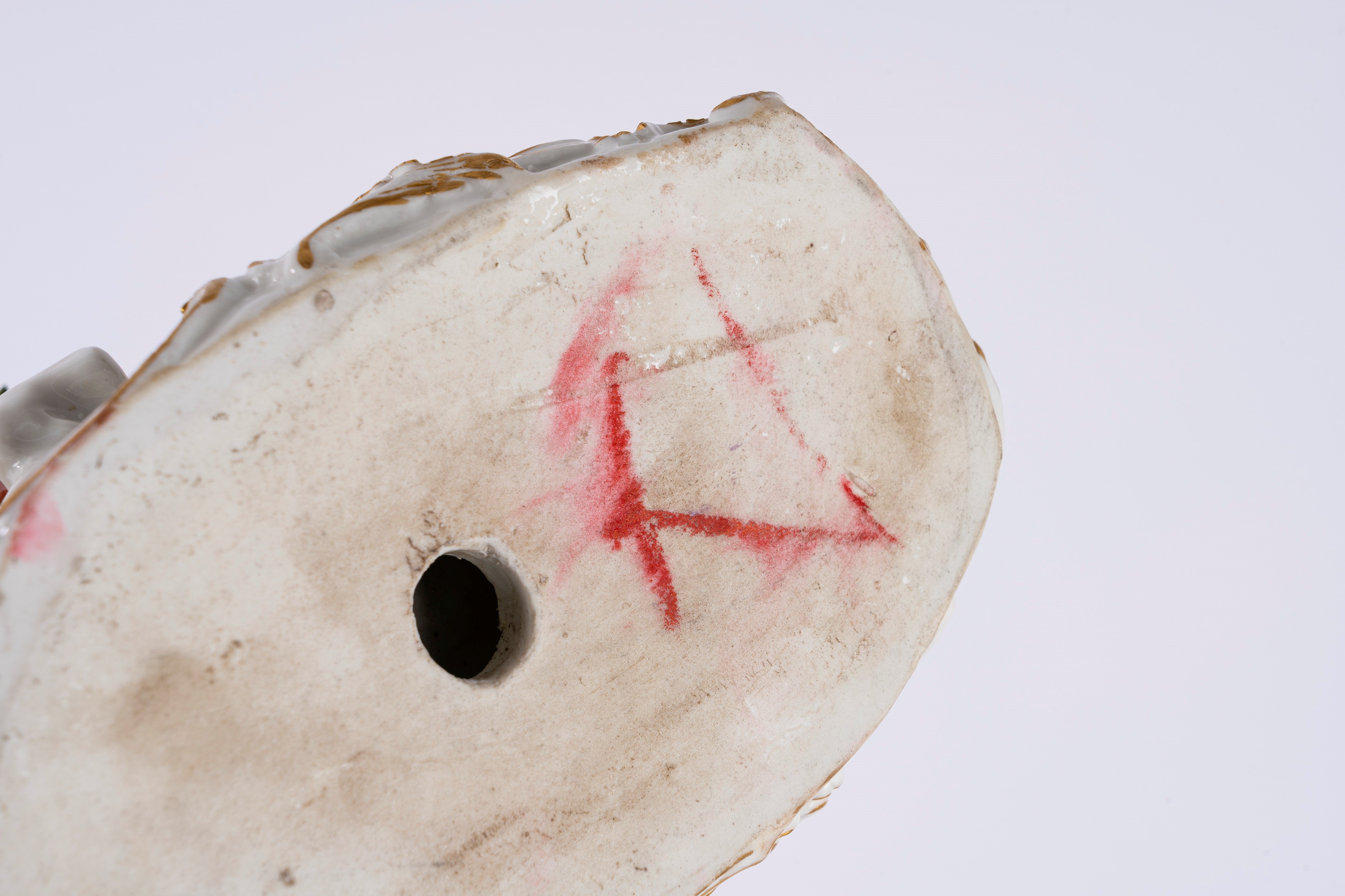 Gruppo in porcellana policroma raffigurante due figure in un giardino, su base a rocaille. Manifa...