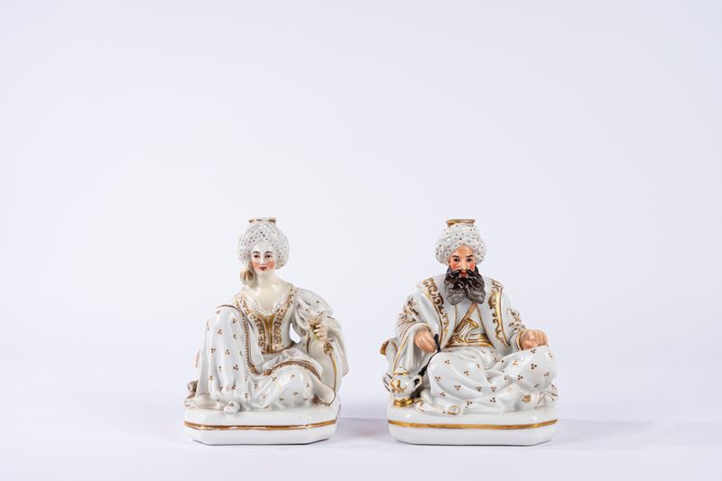 Due bottiglie portaprofumo in porcellana bianca, policroma e dorata in forma di sultani o “Turchi...