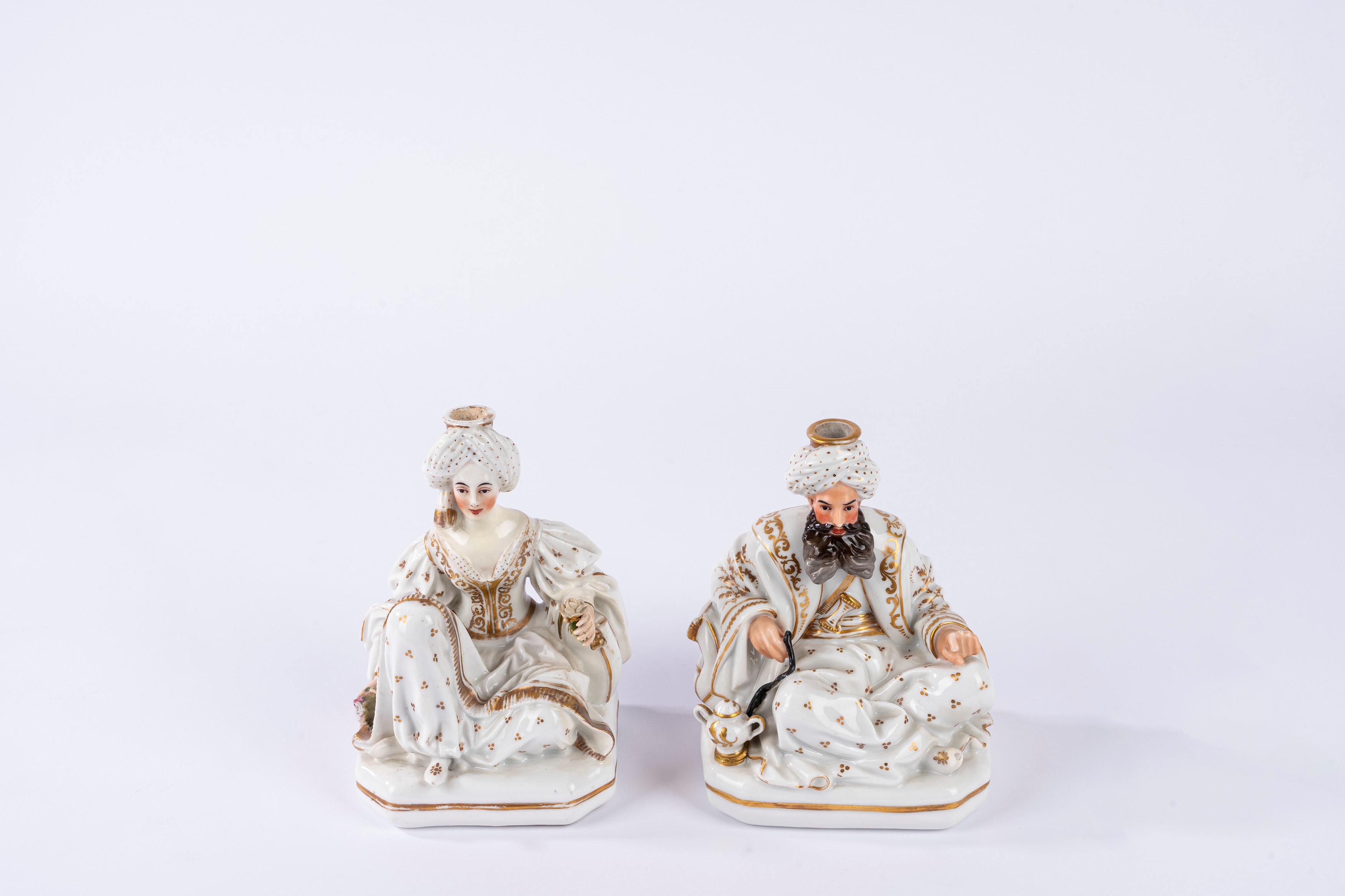 Due bottiglie portaprofumo in porcellana bianca, policroma e dorata in forma di sultani o “Turchi...
