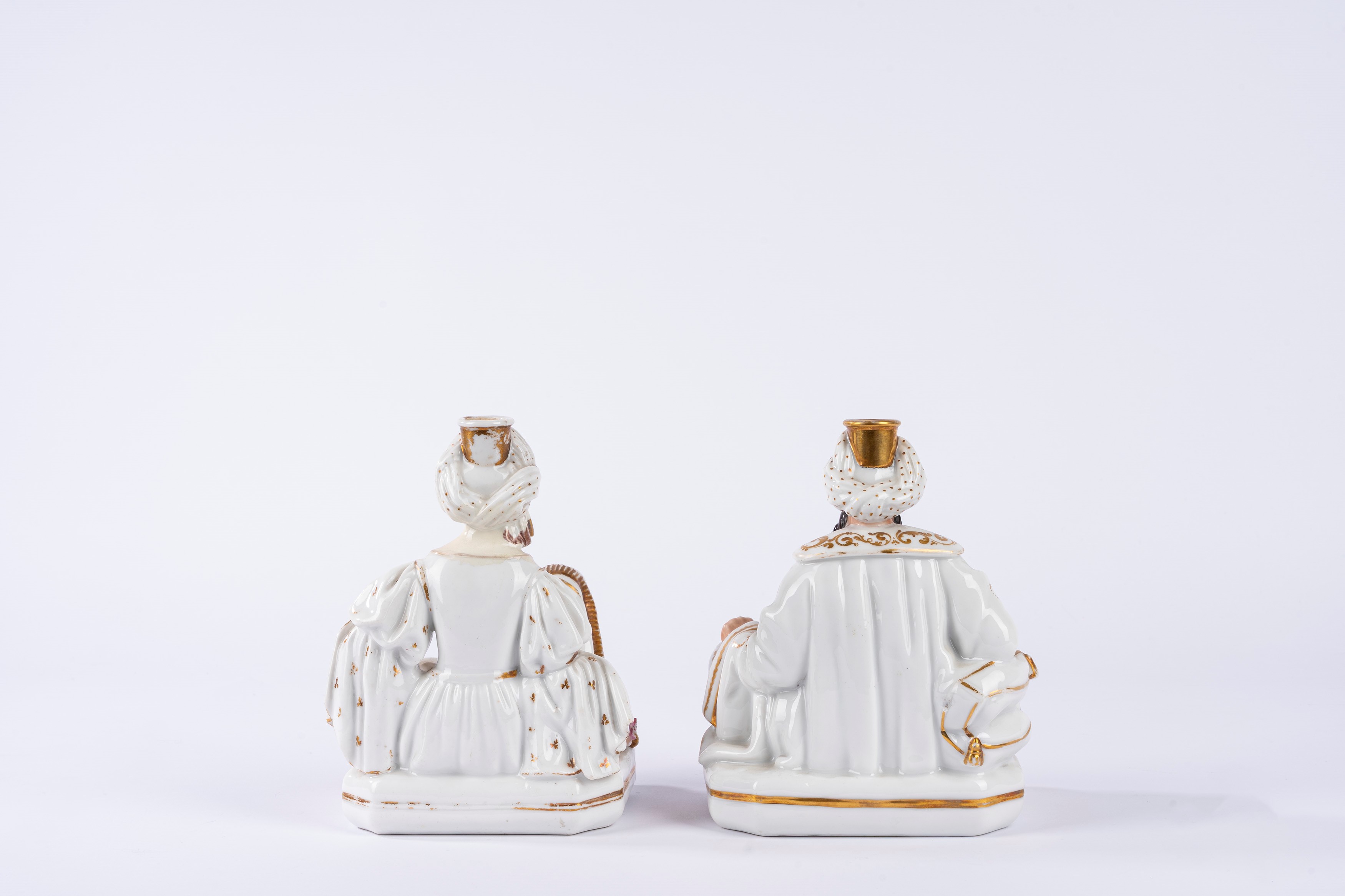 Due bottiglie portaprofumo in porcellana bianca, policroma e dorata in forma di sultani o “Turchi...