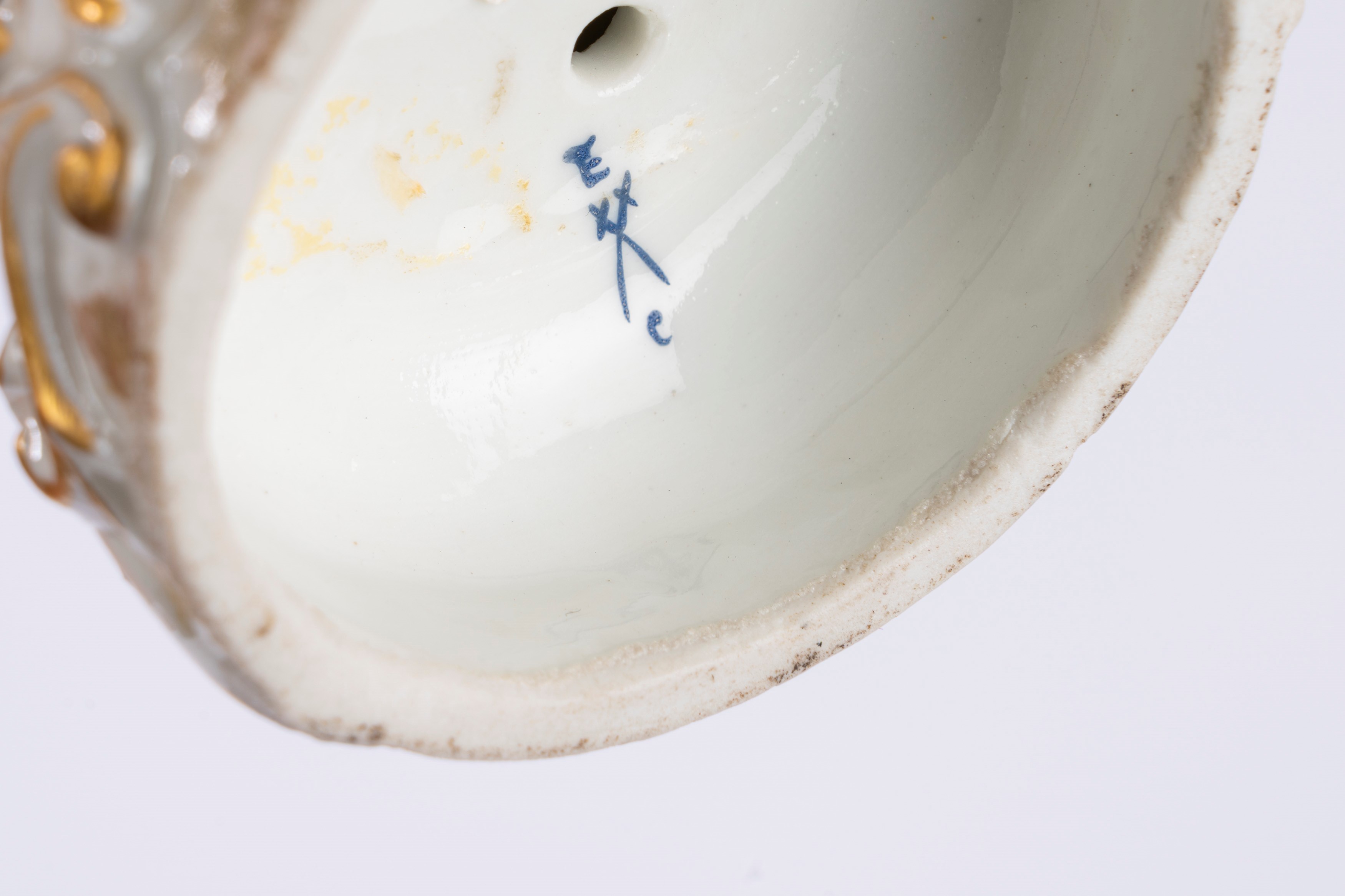 Figura in porcellana policroma raffigurante Clio. Manifattura di Meissen, secolo XIX.