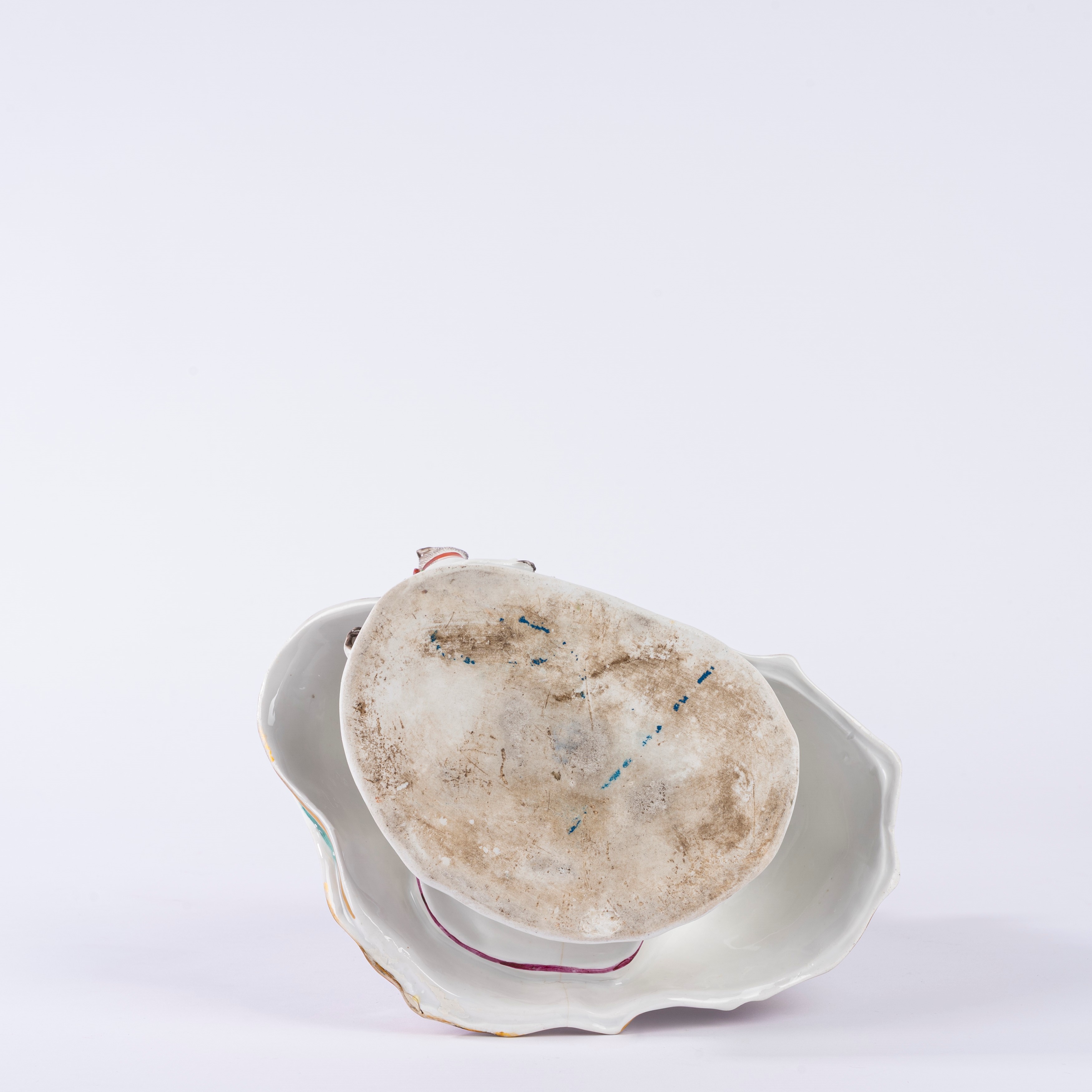 Figura in porcellana policroma raffigurante dama dell’Ordine del Carlino. Probabile manifattura t...