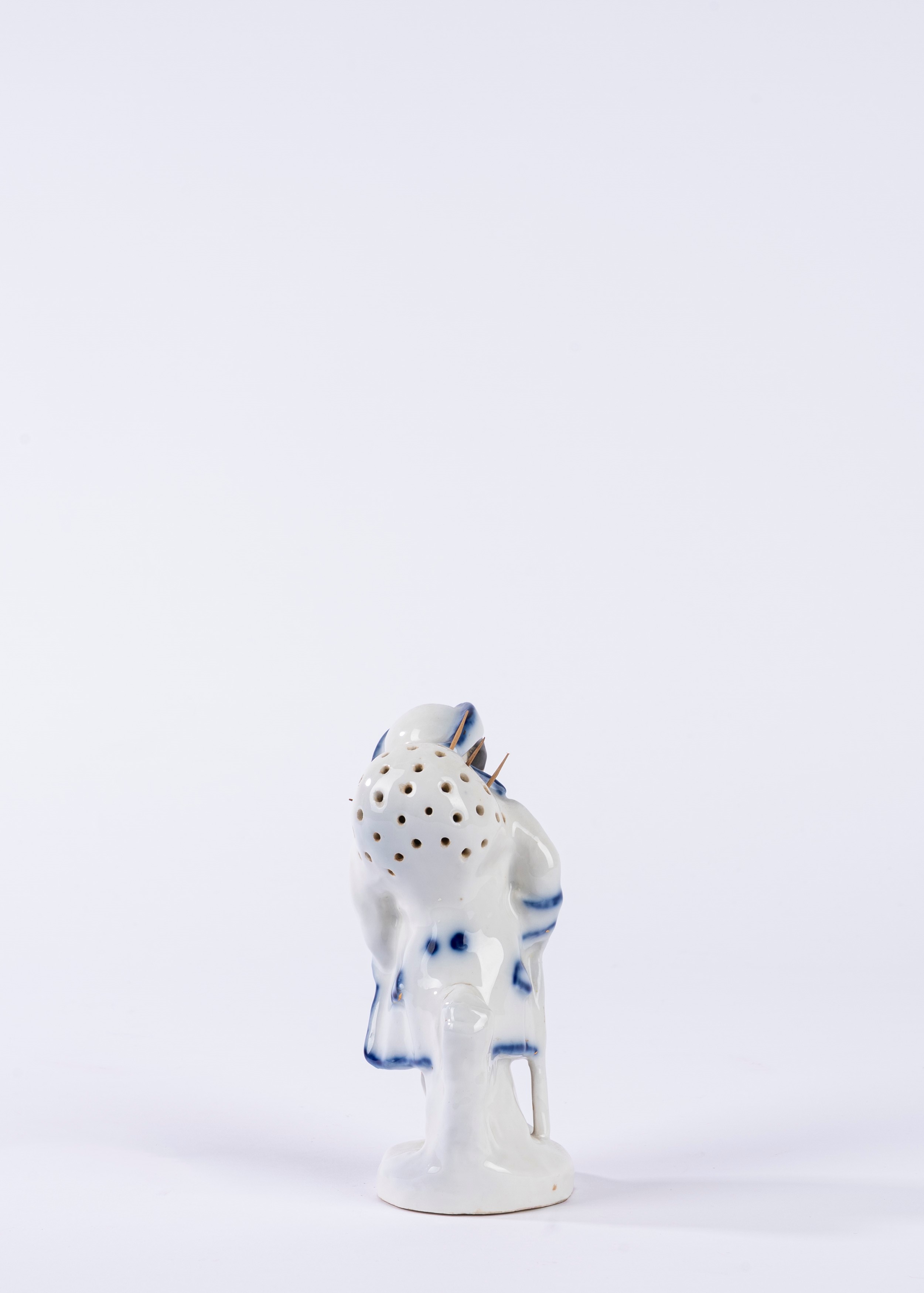 Porta stuzzicadenti in porcellana in forma di figura grottesca con gobba. Manifattura della fine ...