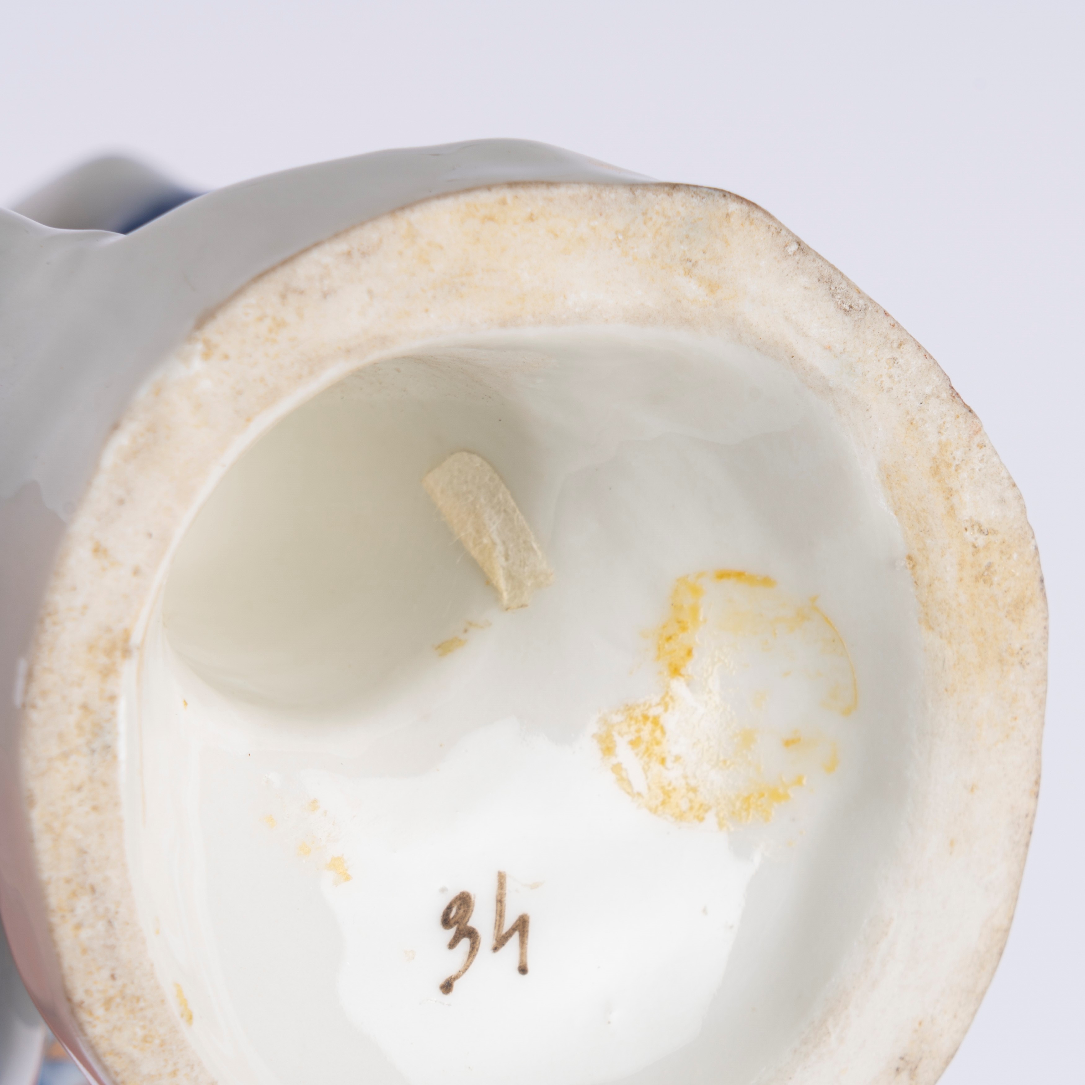 Porta stuzzicadenti in porcellana in forma di figura grottesca con gobba. Manifattura della fine ...