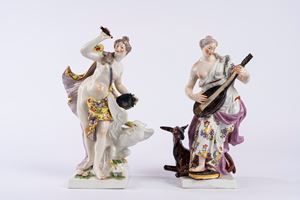 Due gruppi in porcellana policroma raffiguranti allegoria dell&rsquo;udito e della vista. Manifattura di Samson, secolo XIX.