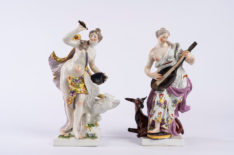Due gruppi in porcellana policroma raffiguranti allegoria dell’udito e della vista. Manifattura d...