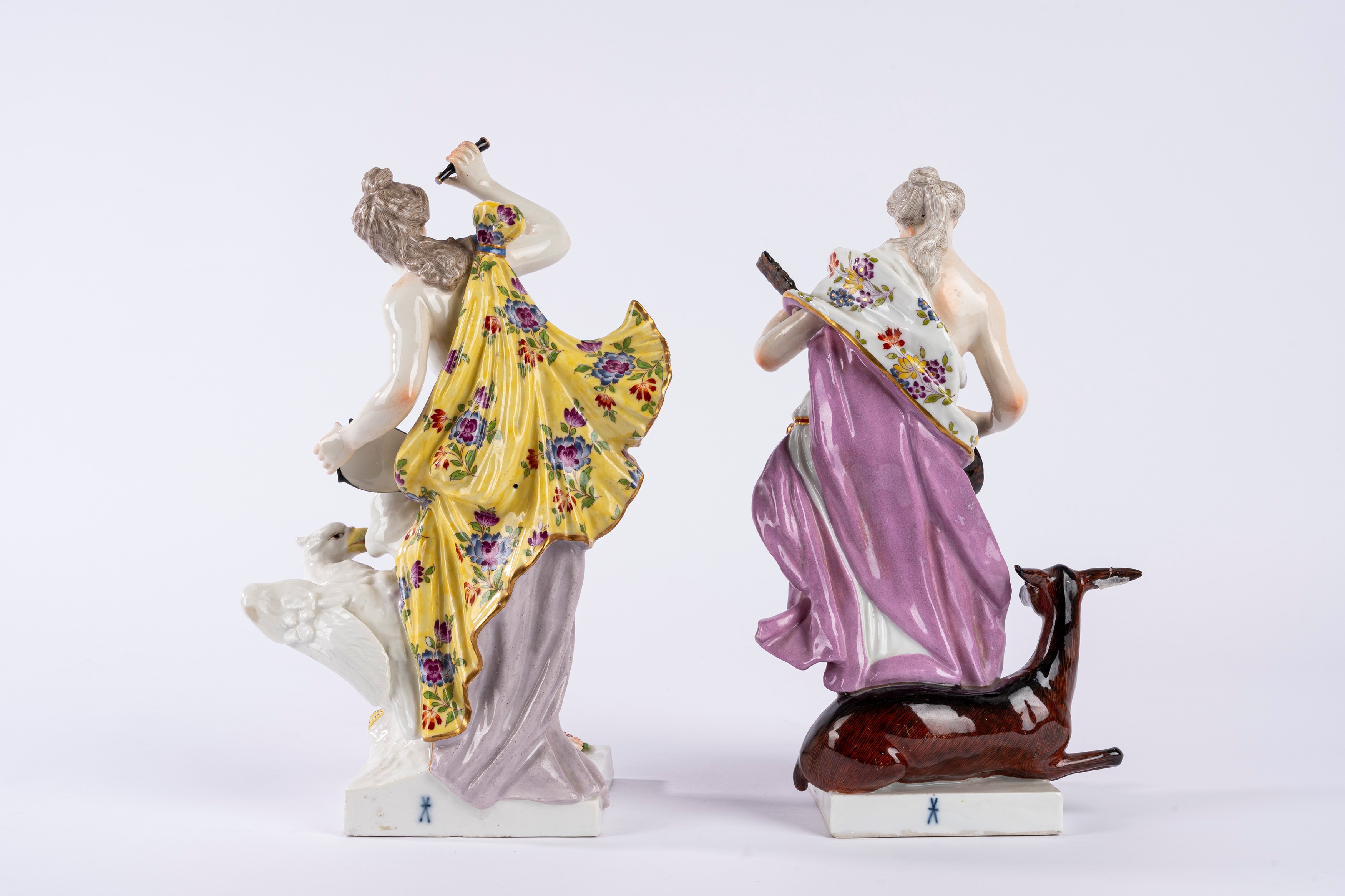 Due gruppi in porcellana policroma raffiguranti allegoria dell’udito e della vista. Manifattura d...