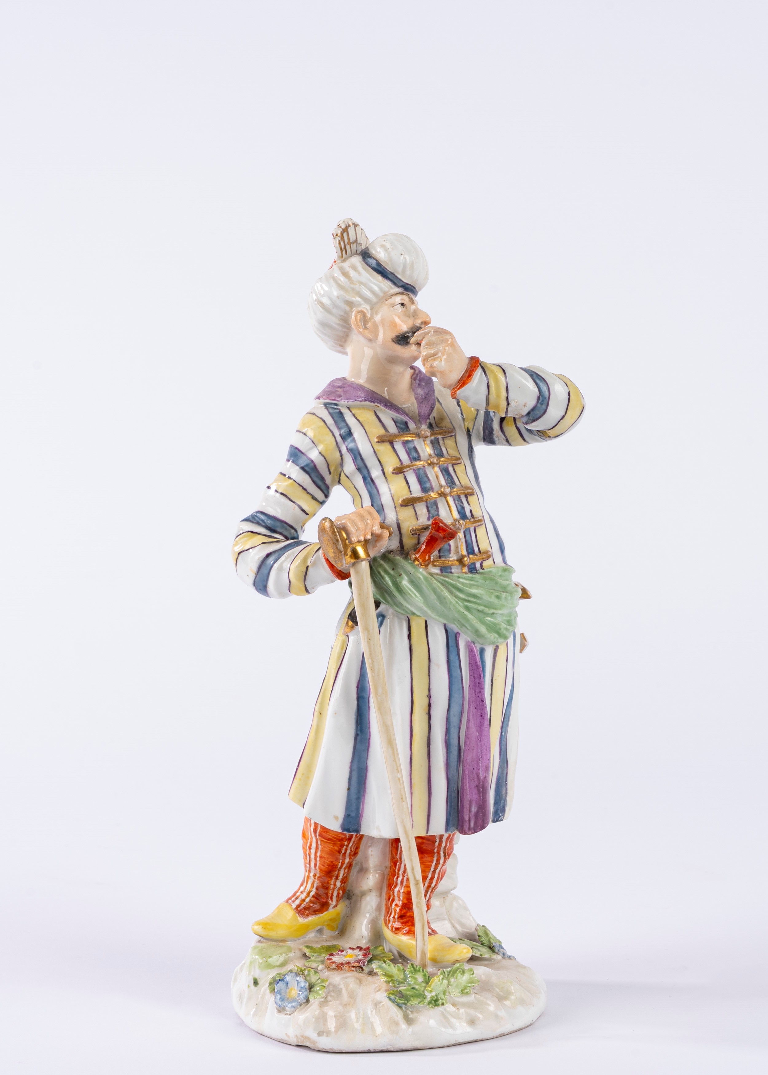 Statuetta in porcellana policroma raffigurante Persiano. Manifattura tedesca (Meissen ?), secolo ...