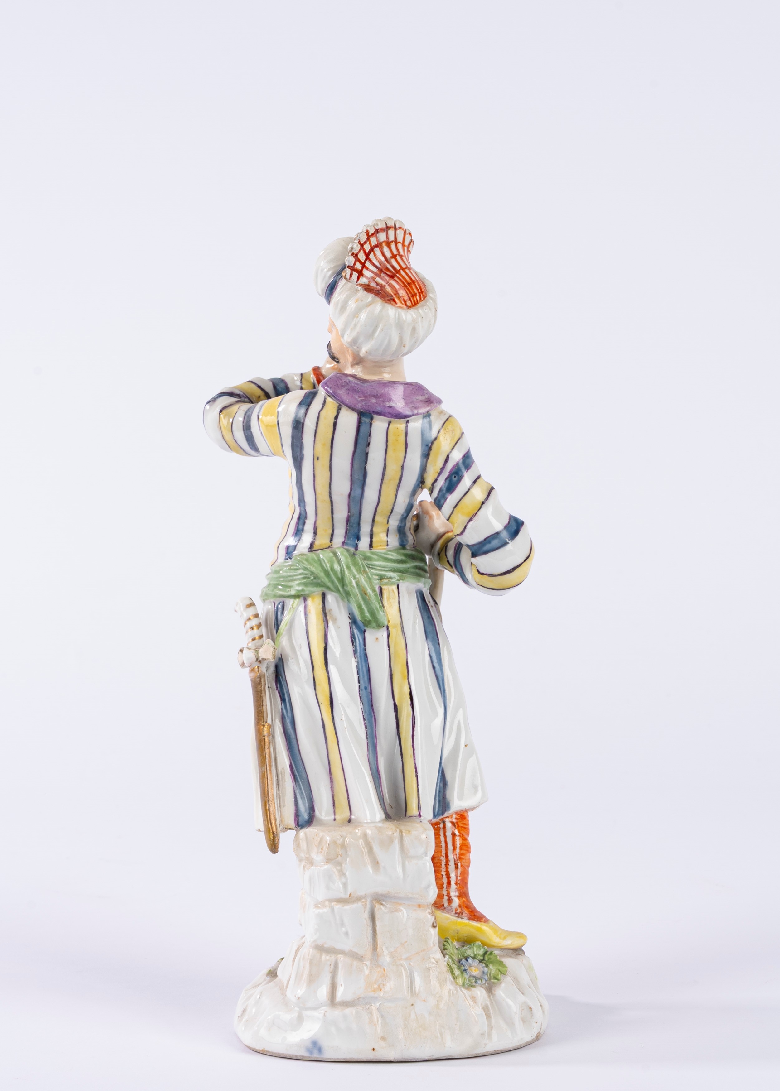 Statuetta in porcellana policroma raffigurante Persiano. Manifattura tedesca (Meissen ?), secolo ...