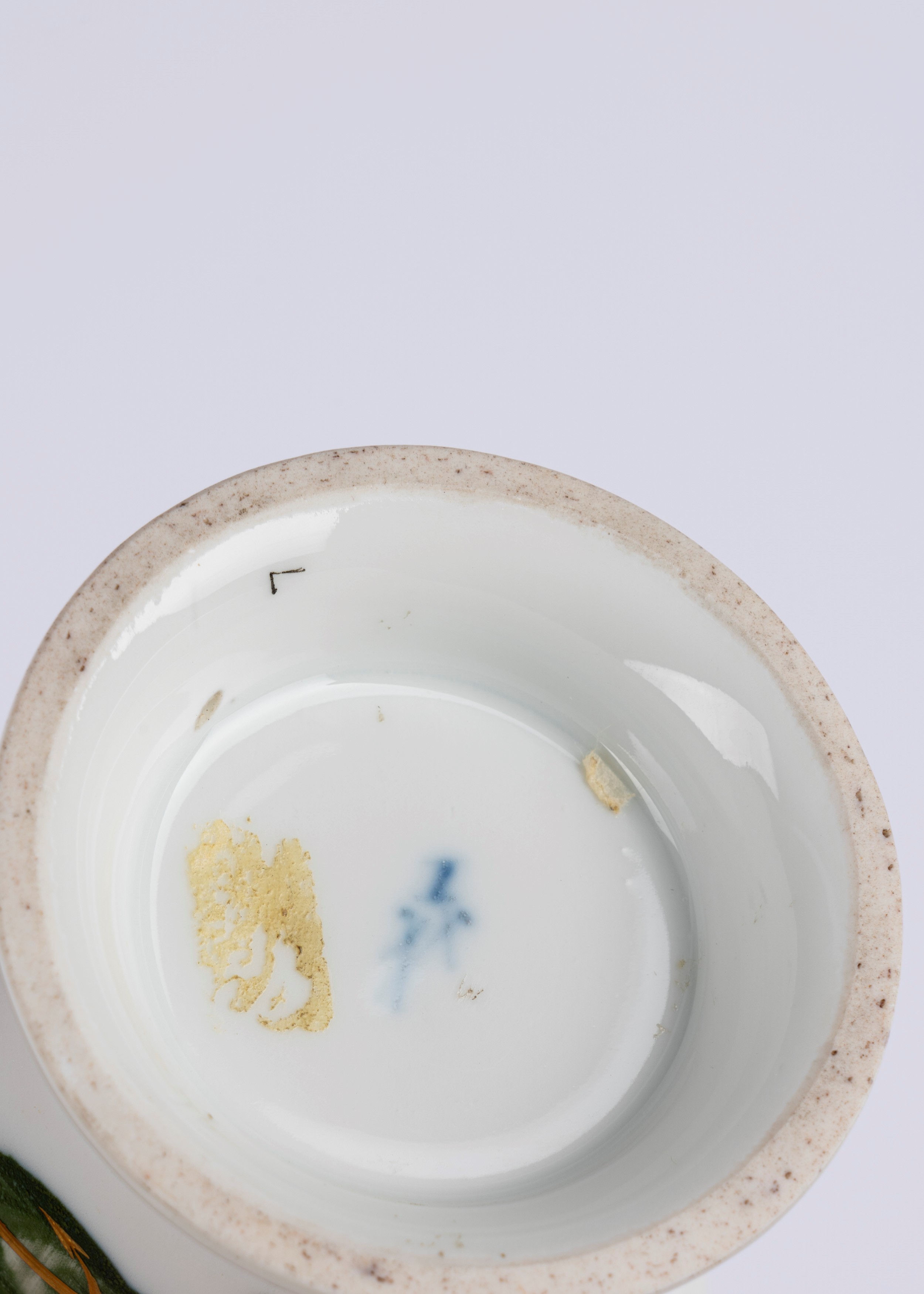 Manifattura di Meissen, Tazzina in porcellana policroma e dorata con ansa a cigno, secolo XIX