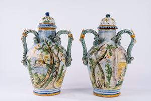 Coppia di vasi ad anfora con coperchio in maiolica policroma istoriata a scene mitologiche con anse serpentine. Manifattura dell&rsquo;Italia meridionale, secolo XIX.