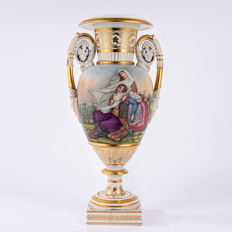 Vaso biansato in porcellana policroma e dorata. Manifattura francese, decorazione napoletana, sec...