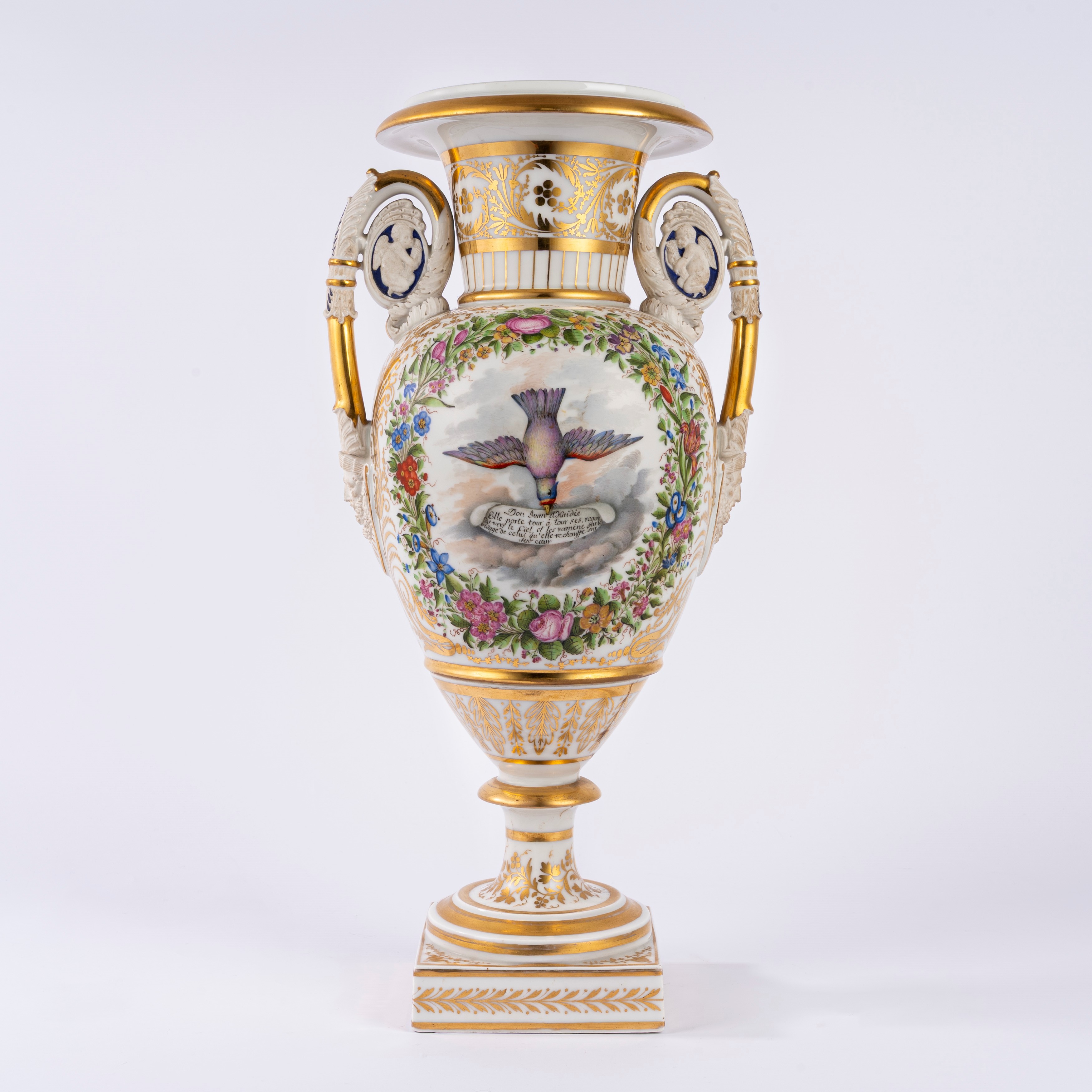 Vaso biansato in porcellana policroma e dorata. Manifattura francese, decorazione napoletana, sec...