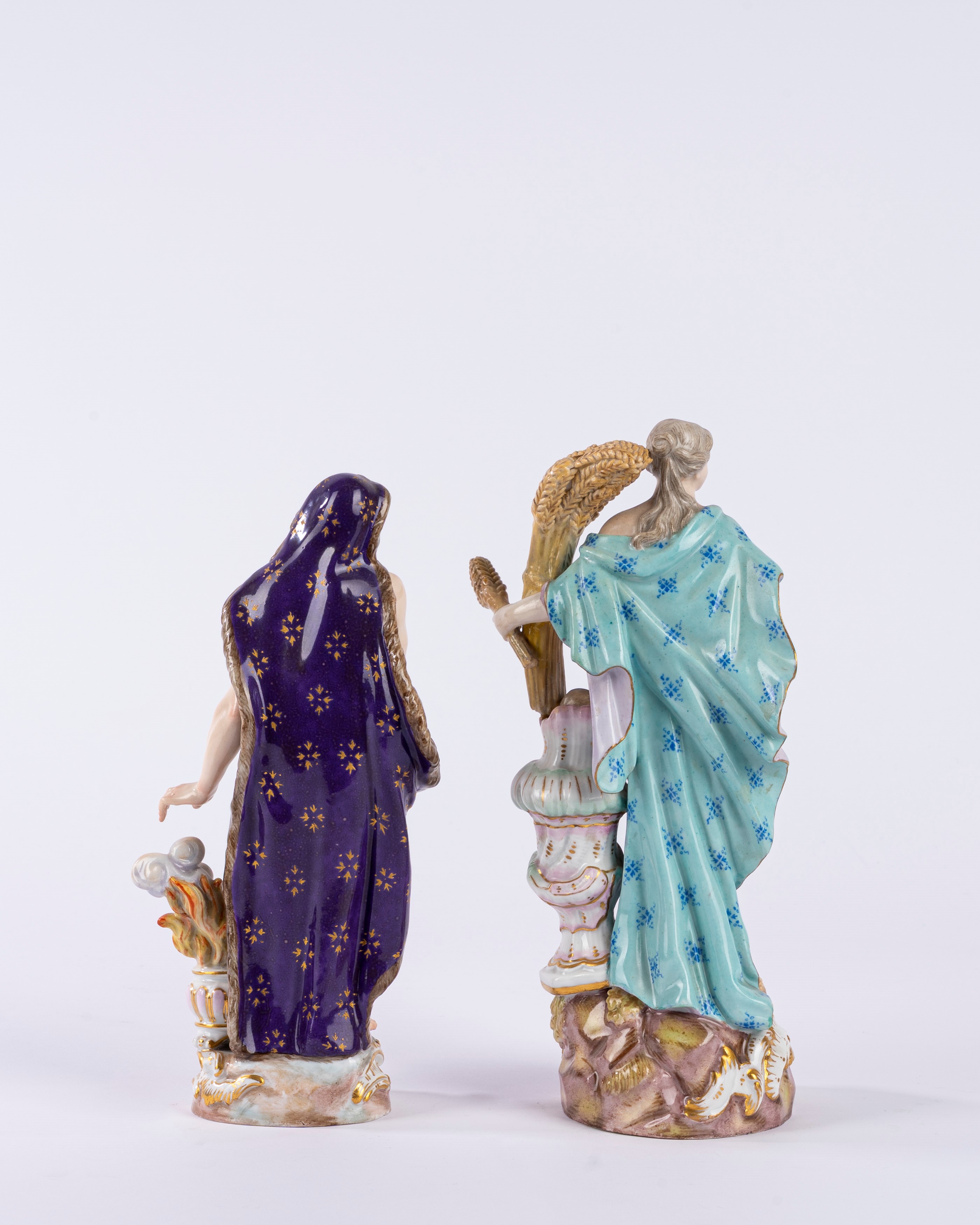 Due figure in porcellana policroma raffiguranti l’allegoria dell’Estate e dell’Inverno. Manifattu...