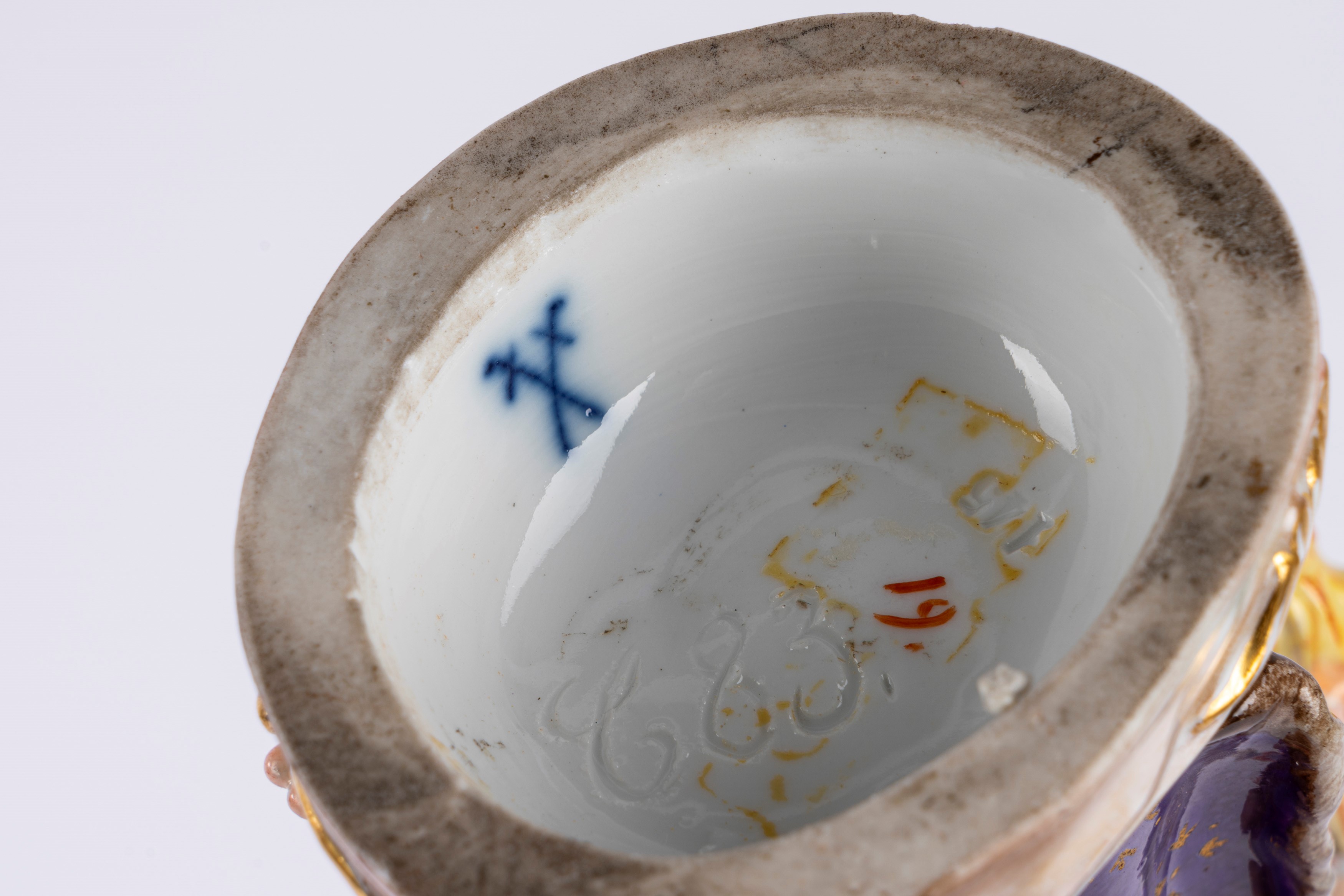 Due figure in porcellana policroma raffiguranti l’allegoria dell’Estate e dell’Inverno. Manifattu...