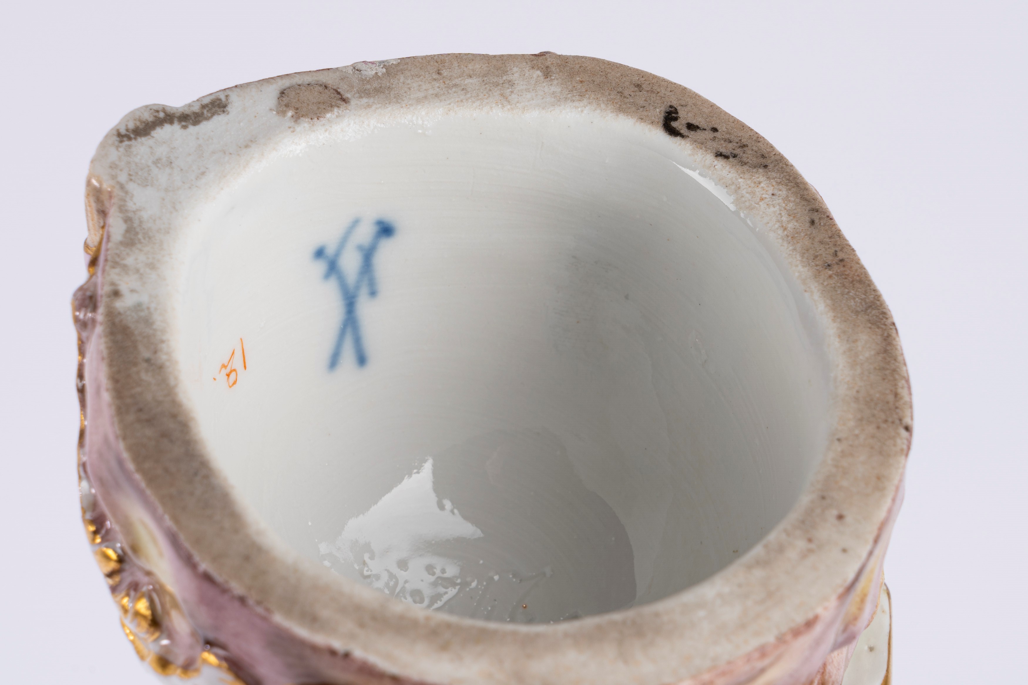 Due figure in porcellana policroma raffiguranti l’allegoria dell’Estate e dell’Inverno. Manifattu...