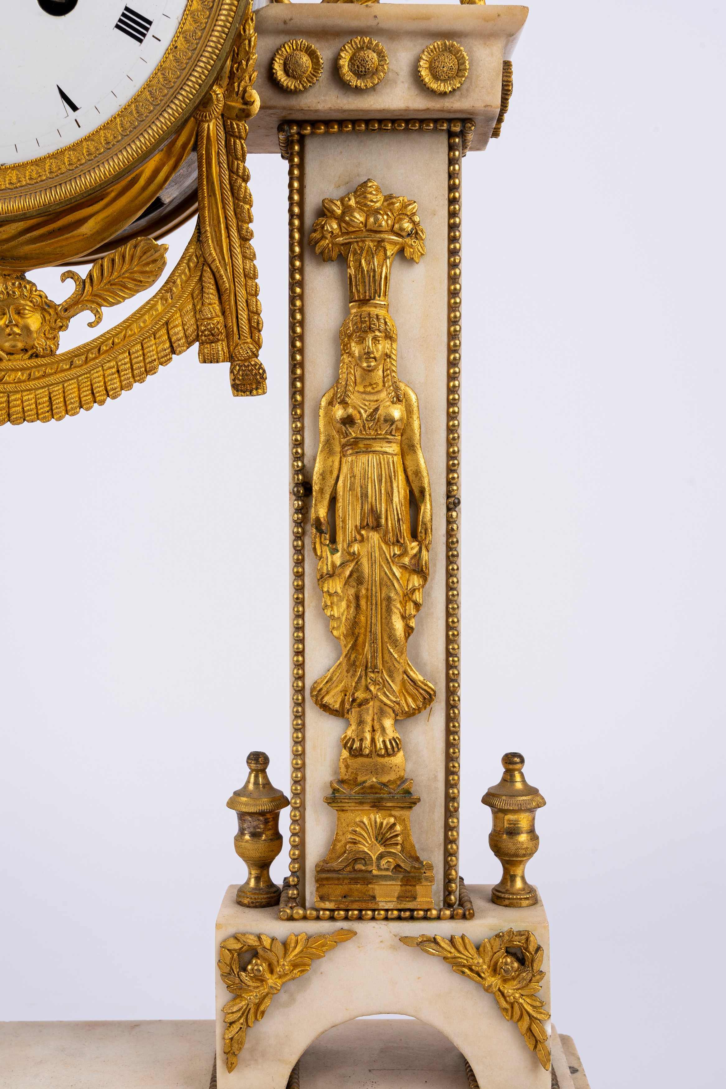 Pendola a portico in marmo e bronzo dorato, Francia, fine XVIII/XIX secolo