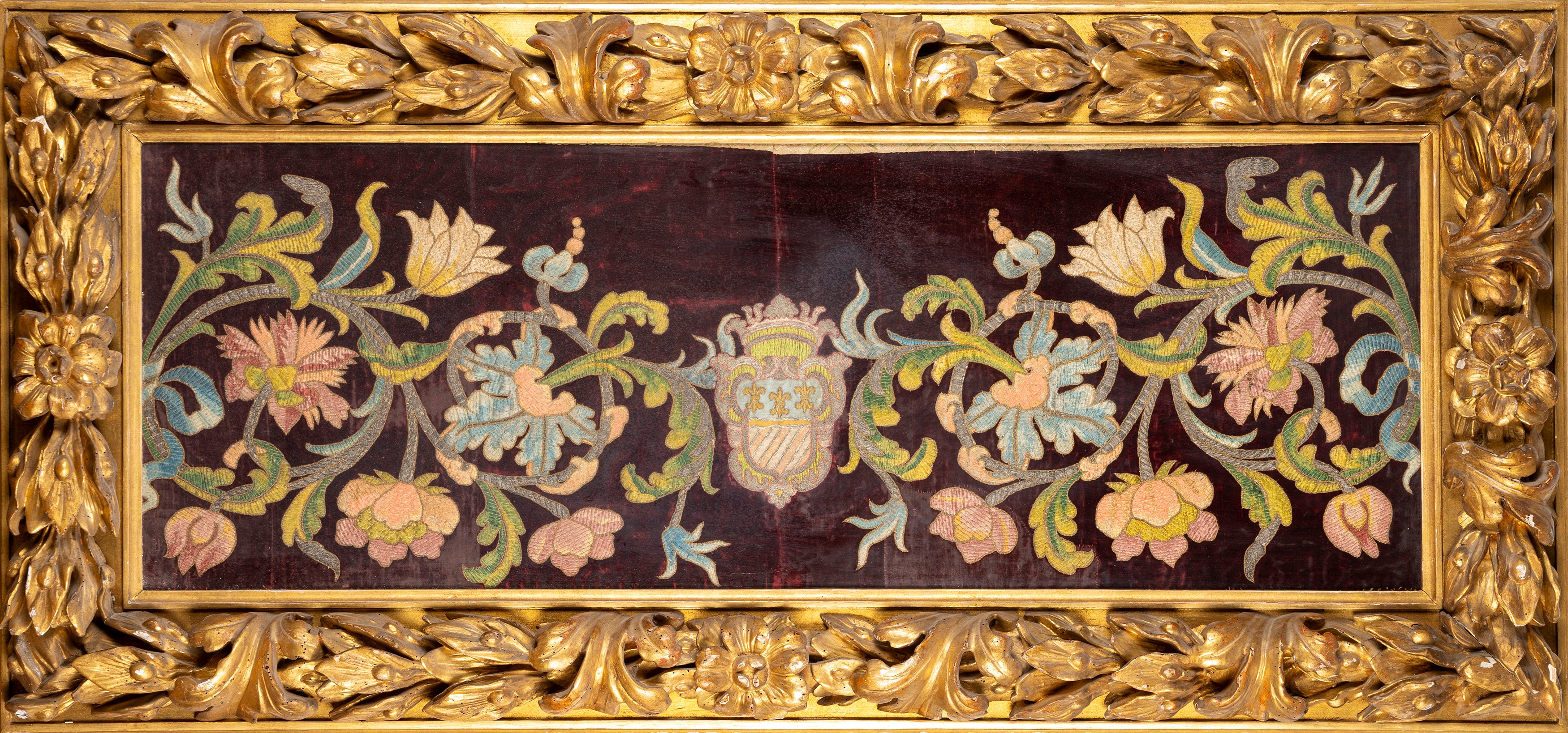 Pannello su velluto con decoro policromo in seta e fili d’argento a girali di foglie e fiori e st...