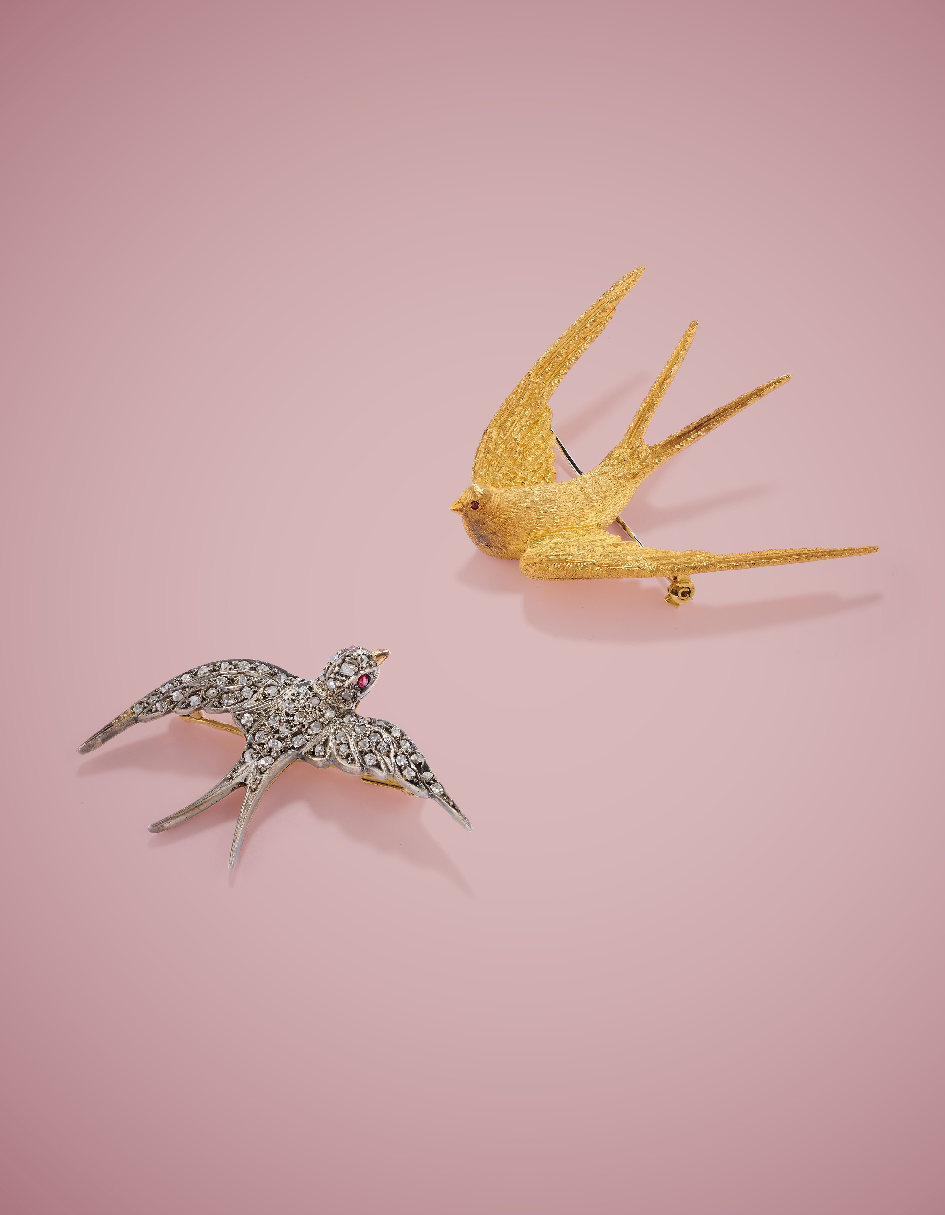 Spille, set di due spille con rondini in oro giallo 18k e argento con rubini e diamanti