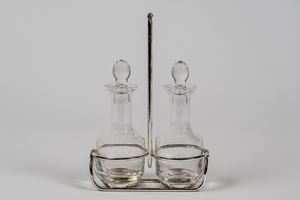 Oliera con struttura in metallo e due bottiglie con tappo in vetro trasparente