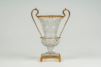 Vaso Biansato in Cristallo Molato Montato in Bronzo Dorato su Base Quadrata Poggiante su Quattro ...