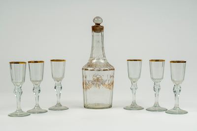 Set da Liquore Composto da una Bottiglia e Sei Calici in Vetro con Decori e Bordo in Oro. Fine Se...