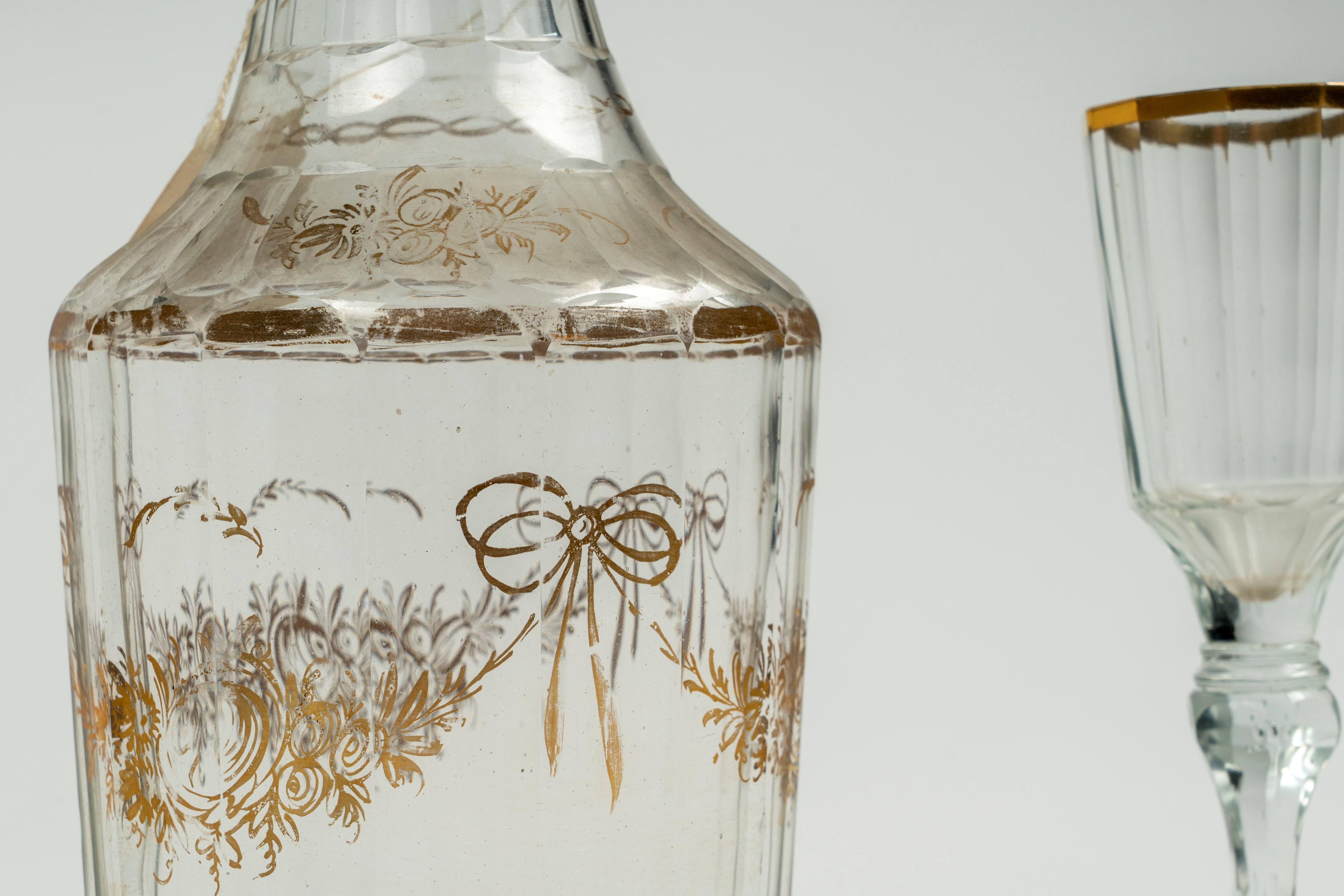Set da Liquore Composto da una Bottiglia e Sei Calici in Vetro con Decori e Bordo in Oro. Fine Se...