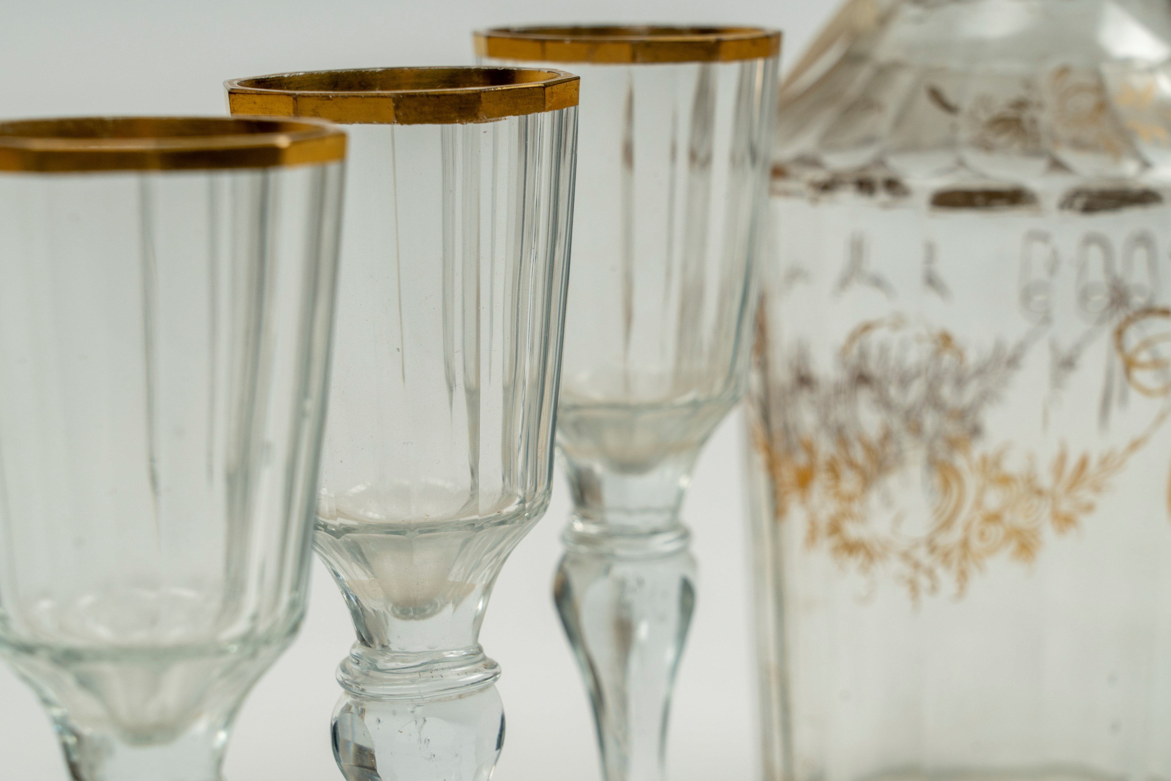 Set da Liquore Composto da una Bottiglia e Sei Calici in Vetro con Decori e Bordo in Oro. Fine Se...