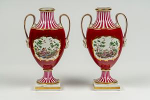 Coppia di vasi ad anfora biasati in porcellana policroma. Manifattura Richard Ginori, inizio secolo XX