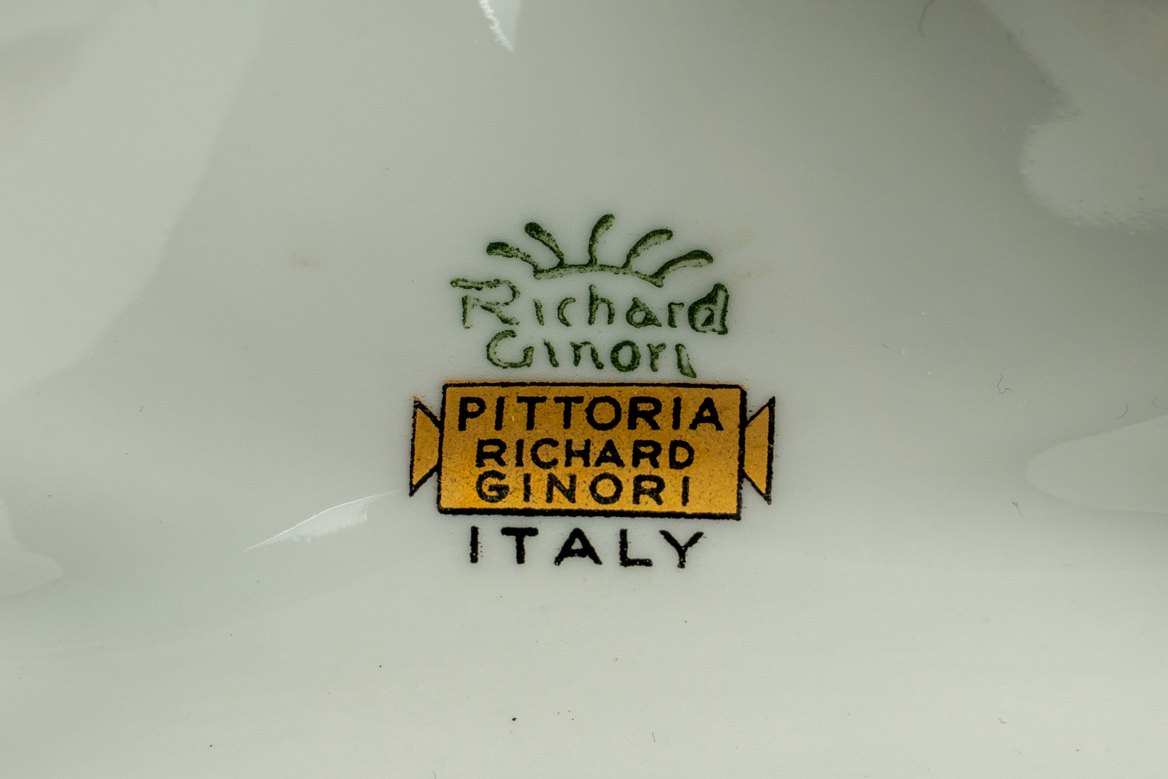 Coppia di Vasi Ad Anfora Biasati in Porcellana Policroma. Manifattura Richard Ginori, Inizio Seco...