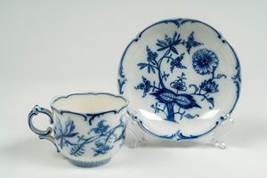 Tazza da te con piattino in porcellana con decoro a cipolla in blu. Villeroy & Bosh, Dresden, secolo XX