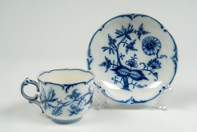 Tazza da Te con Piattino in Porcellana con Decoro a Cipolla in Blu. Villeroy & Bosh, Dresden, Sec...