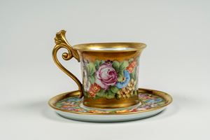 Tazza con piattino in porcellana policroma e dorata tipo S&egrave;vres, secolo XIX