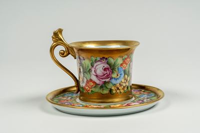 Tazza con Piattino in Porcellana Policroma e Dorata Tipo Sèvres, Secolo XIX