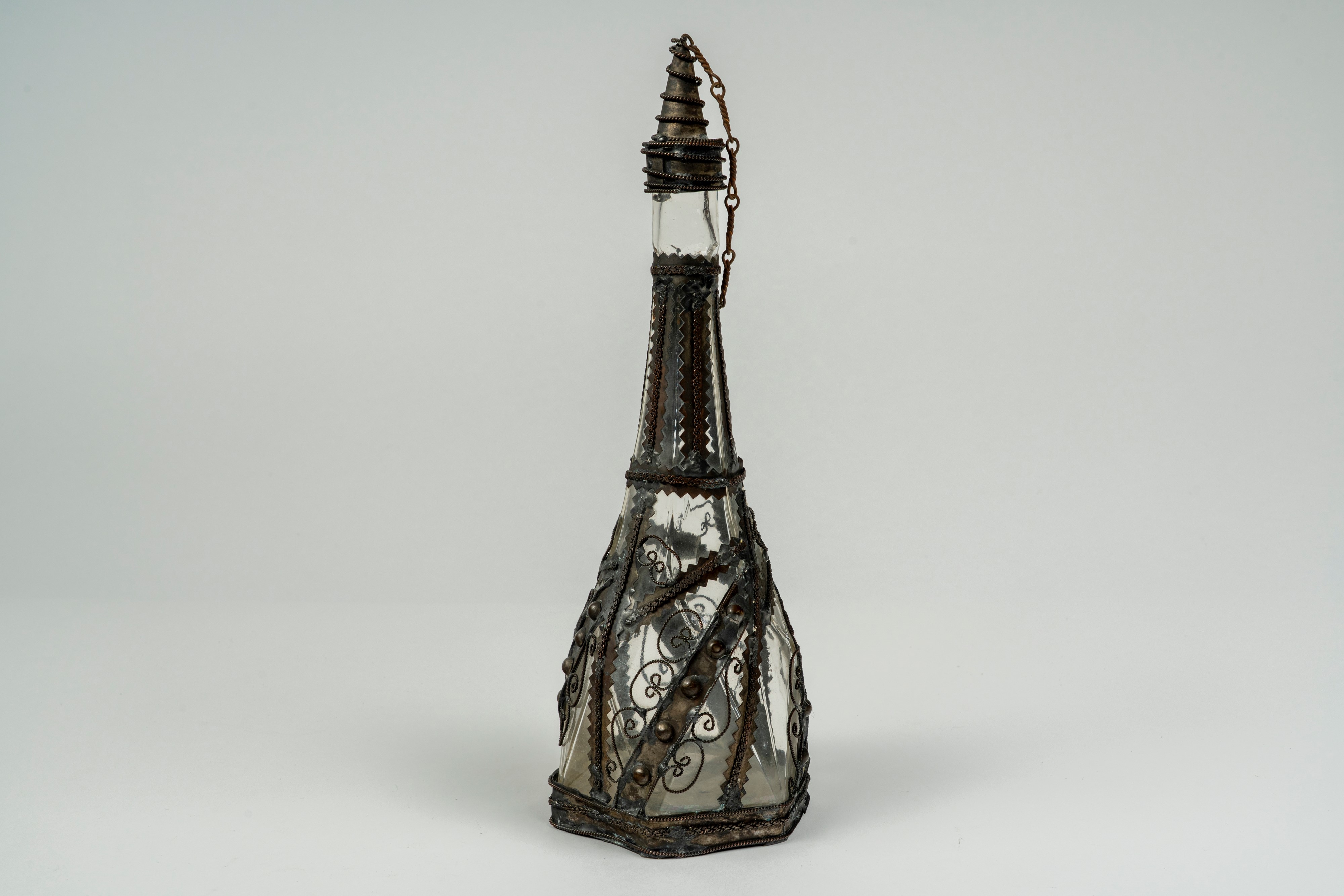 Bottiglia con tappo, vetro incolore e montatura in metallo argentato a filigrana (prob. Turchia, ...
