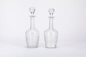 Coppia di bottiglie in vetro incolore incise a motivo geometrico con tappo a sfera sfaccettato