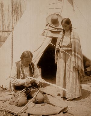 Indiani intagliano un arco