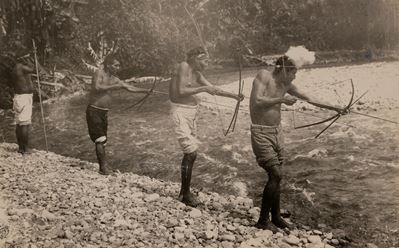 Stampa vintage di indiani Talanca durante la pesca, 1925